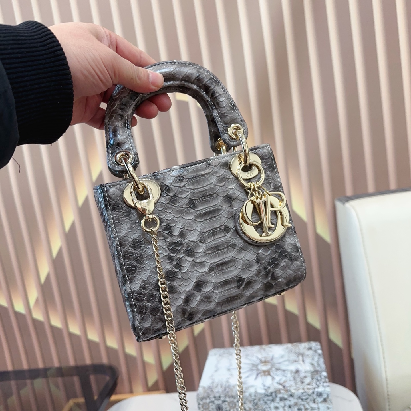 P170 折叠礼盒🎁 升级版 Dior迪奥 戴妃包 蟒蛇纹Lady戴妃包 蟒纹搭配渐变色 采用牛皮革精心制作 中号款式,搭配可拆卸的链条肩带 可拆卸的皮革肩带,可手提、肩背或斜挎 是日常造型的理想之选 尺寸 三格17cm ej