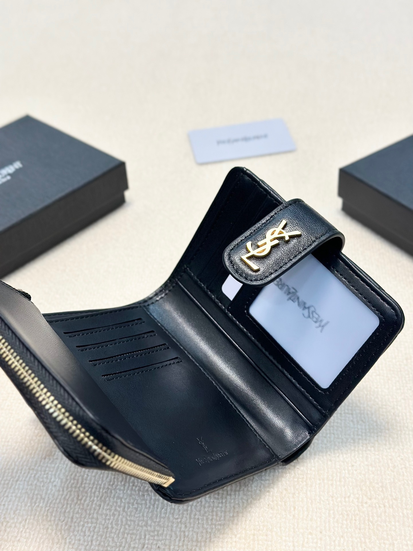 P95🎀🎀颜色 黑羊金 黑球金🎀尺寸 15x10🎀圣罗兰🆕款&hearts;三折短款钱包💕皮质感一流👍独一无二风格，实用内阁超美超时尚美女必备单品🔥