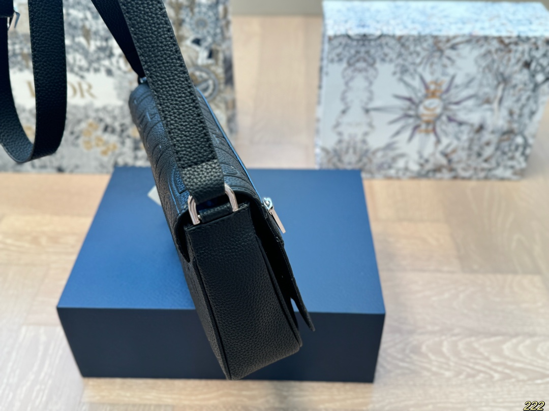 &yen;150配盒 迪奥 Dior斜挎包 属于是一看就看上的类型 这款包是男包 但是男生女生都可以背 非常的百搭 可以适用于正式、休闲的场合 真的让我无法抗拒 尺寸21 16