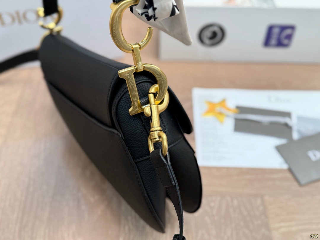 &yen;185/&yen;180飞机盒 Dior迪奥 马鞍包胸包 超级好搭配 一年四季皆可 适合日常出行 闺蜜逛街 都是超级不错的选择 尺寸：25 20/19 16