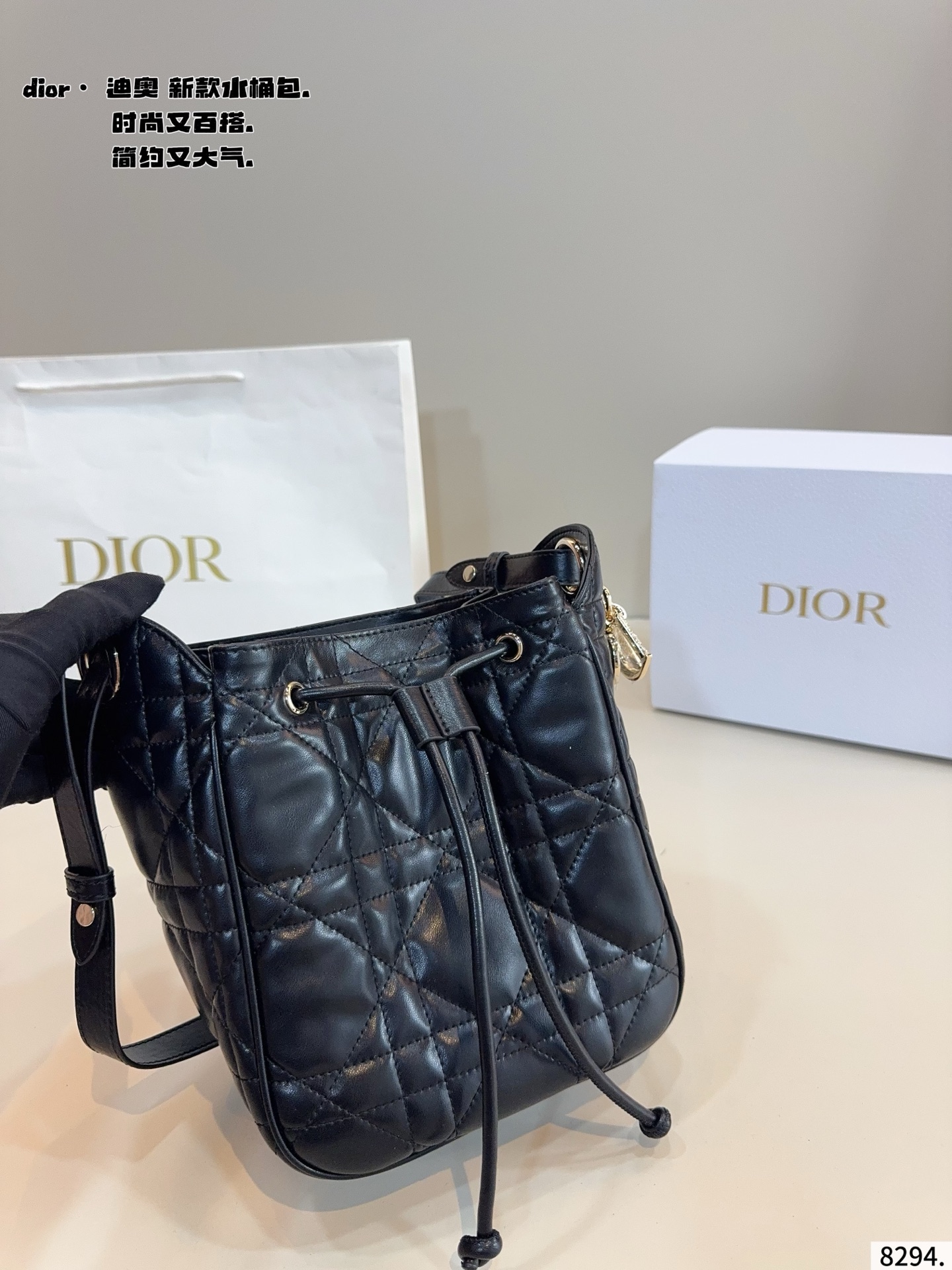 p200配礼盒🎁 D家 迪奥新款 caro 水桶包. 又酷又甜的水桶包 出門随手一拎就很好看 Dior新品真的太戳我拉 CEST DIOR出场就是王炸! 这个小水桶太太太有设计感拉 这种容量非常感人 一直焊死在身上的水桶尺寸:18*11*20cm