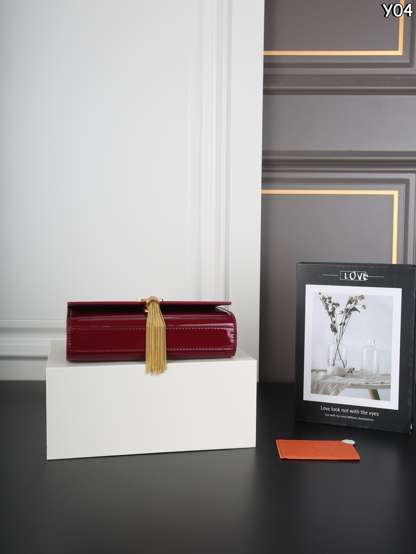 P150 全套礼盒 圣罗兰 YSL KATE 漆皮 流苏包链条单肩斜挎包 流苏超复古 满满的高级感 特别是流苏的材质，简直不要太好了！很有沉度的 经典流苏Kate也太🉑了吧‼️ 漆皮耐磨耐用，链条可随意调节变换背法，既可斜背又可腋下，更是完美晚宴包！ 尺寸：20&times;13