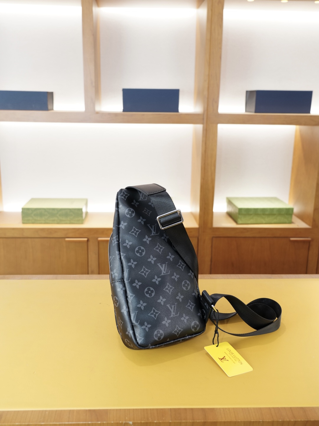 P80 🇫🇷 路易威登 官网同步 高版本 胸包 永恒不过时的标志性产品 纯原单牛皮 顶级五金制作 非市面普通版本 今年LV最爱的款式 全部实拍 实用性非常高 完全不用担心穿搭 【规格：18x30x6】