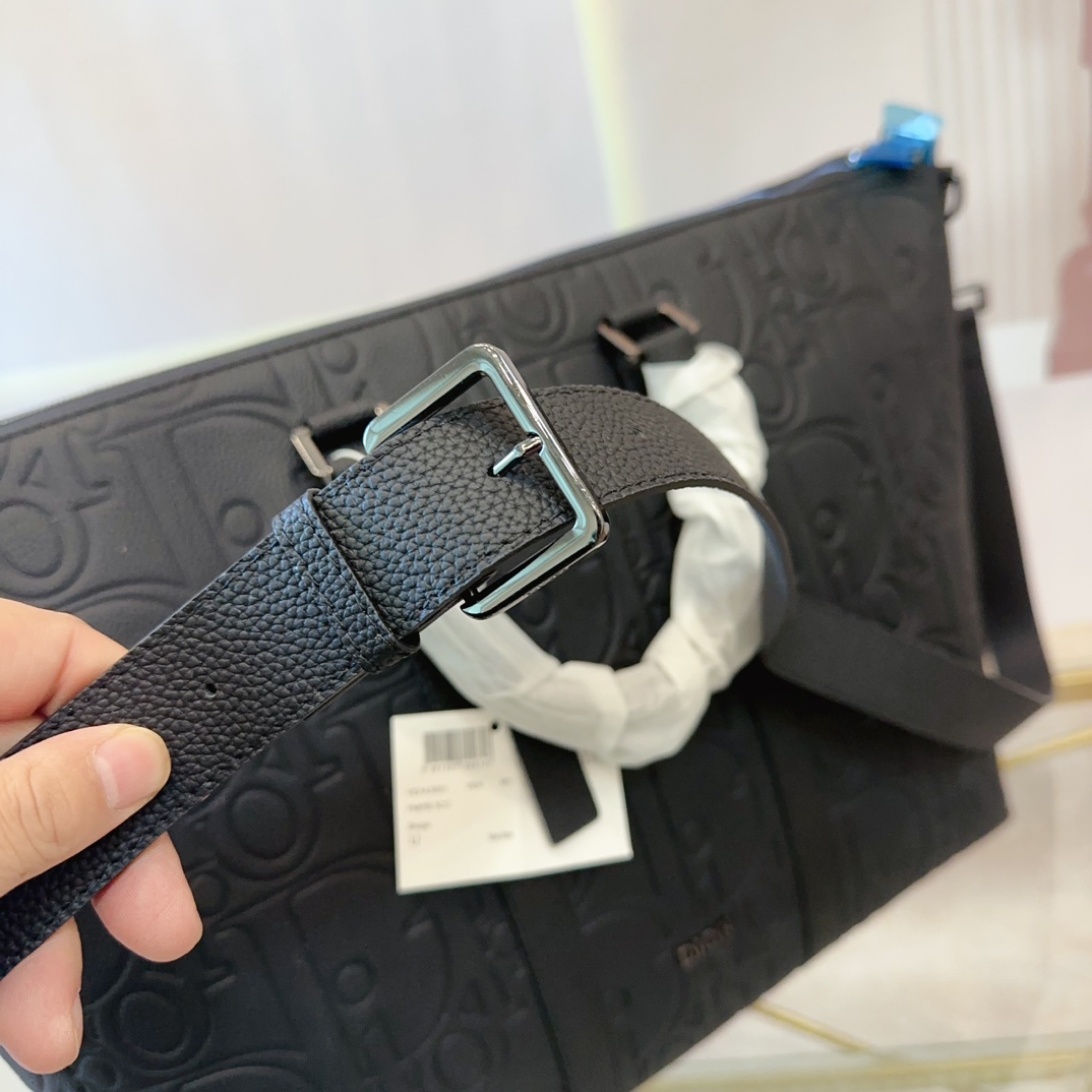 P280 DIOR 迪奥 Weekender 40 可调节可拆卸肩带拉链开合 Gravity印花效果粒面牛皮 牛皮公文包包 电脑包 手提包 采用精湛镶嵌细工，经典百搭 实物拍摄 原厂原版面料 配送防尘袋 34 x 55cm