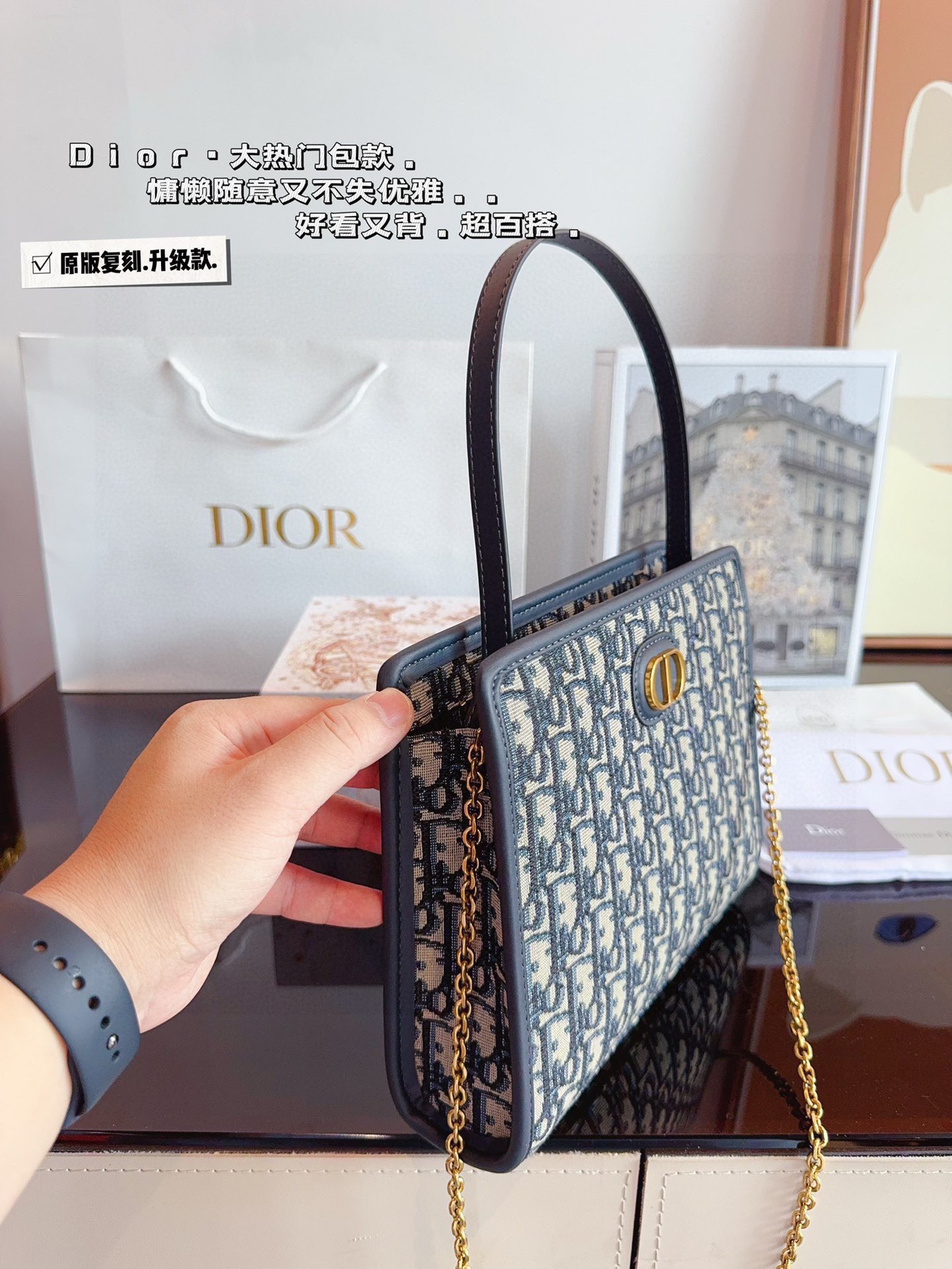 p160配礼盒🎁. DIOR 新品 洗漱包 采用专柜御用原双版面绣花老料 迪奥的oblique复印古花图案早在上世纪六十年代在就巴黎时装周里掀热起潮 不同的如是今大家伙儿的时髦度态已经融入生活 身背老花单品行到走哪都像巴在黎时装周 新款邮差这包颜值我看一眼都拔能草 最完美的一点是除它了斜挎外还能背当包 完全就我是喜欢的慵懒风格啊 尺寸：26*5*20cm、
