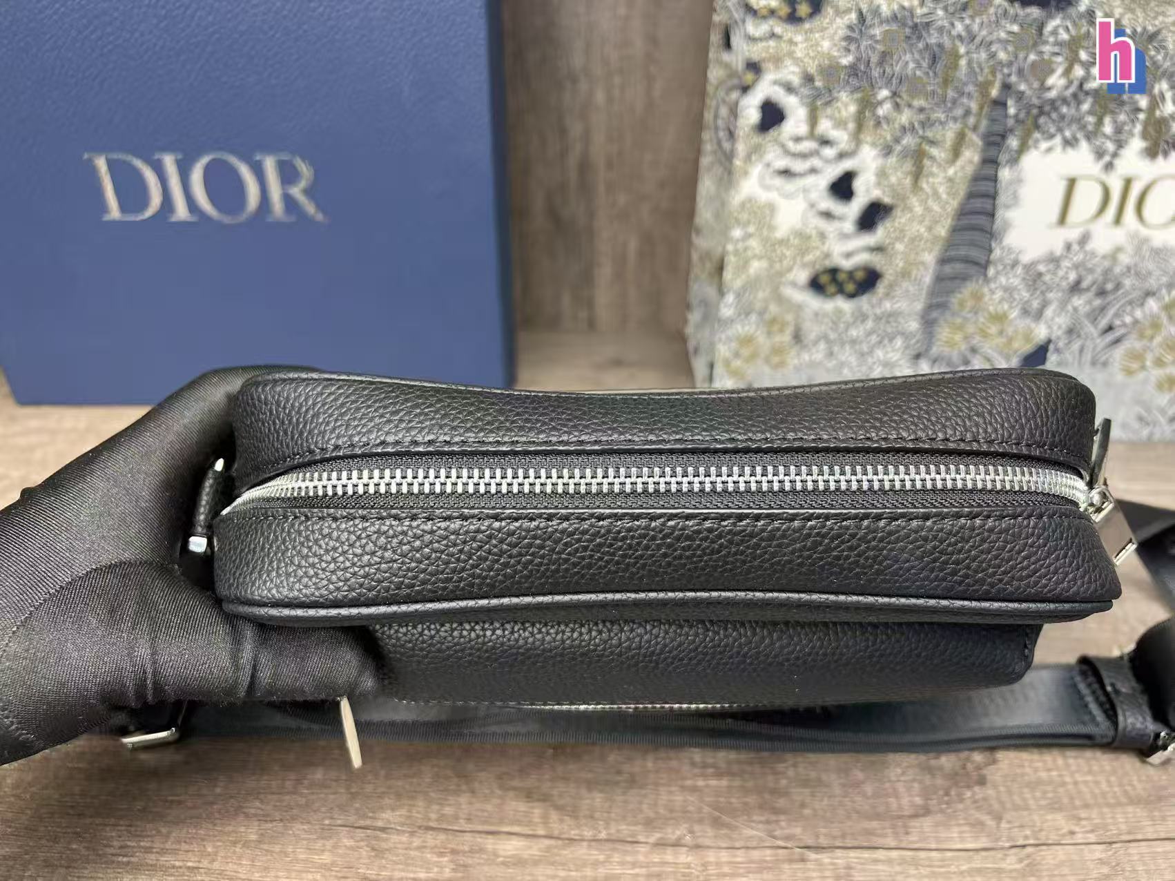 p140 迪奥Dior系列男包邮差包 ⚠️配盒 ⚠️尺寸尺寸23*17cm 👜💖 DIOR 老花斜挎包，经典魅力永流传 Dior 老花斜挎包，将复古与时尚完美融合😎。独特的花纹，彰显品牌的优雅气质💯。精致的细节，展现非凡品质。