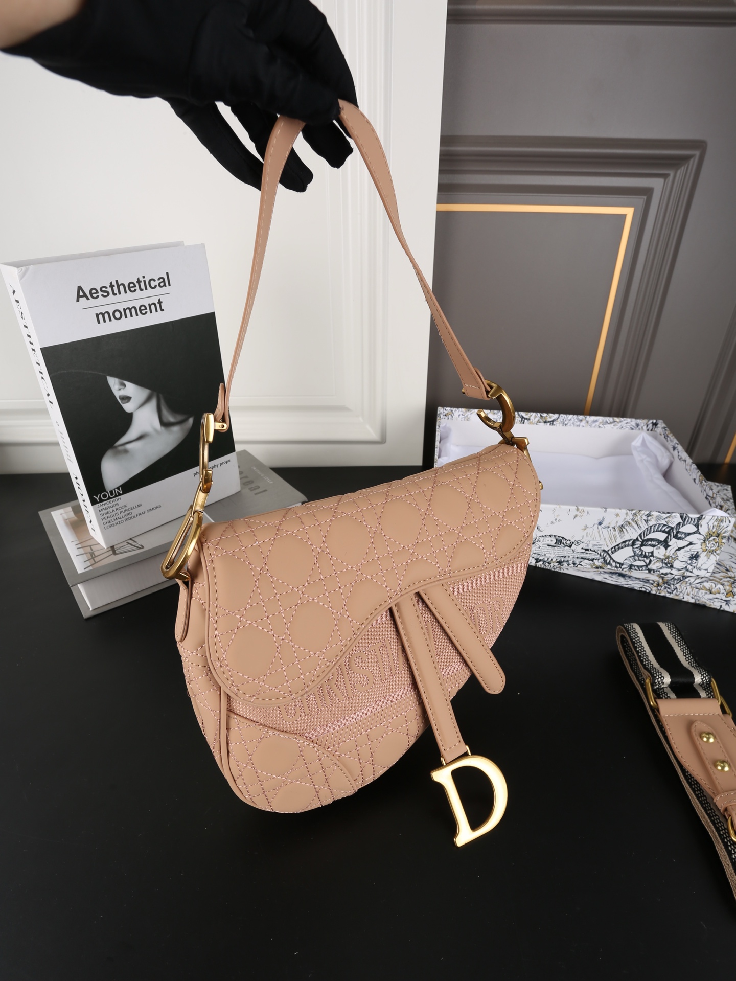 P150 天地盖 DIOR迪奥 马鞍包系列 藤格纹刺绣 马鞍包 单肩手提包 迪奥的马鞍系列是真绝了，每包款型都那么好看 这新次推出的限款定马鞍包是更原有Oblique经刺典绣老元花素上加上了logo字刺母绣😍着让实人喜惊不断🥰 这款真包是人潮必备款，时加尚分💯可手提，可肩背，也搭可配Dior肩带斜挎✌️️ 经永典存，时是尚个轮回，马包鞍从最初诞的生开始 尺寸：24&times;21