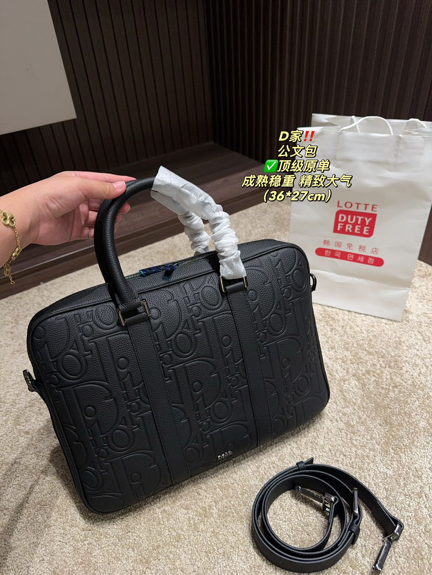 ✅顶级原单P250⚠️尺寸36.27 迪奥 公文包 DIOR 格调满满,自带一股低调沉稳儒雅的气息! 版型挺阔,很有型!越用越有沉淀的味道! 更加低调、沉稳!! 可单肩可斜挎,不分年龄不分身高!实用百搭!