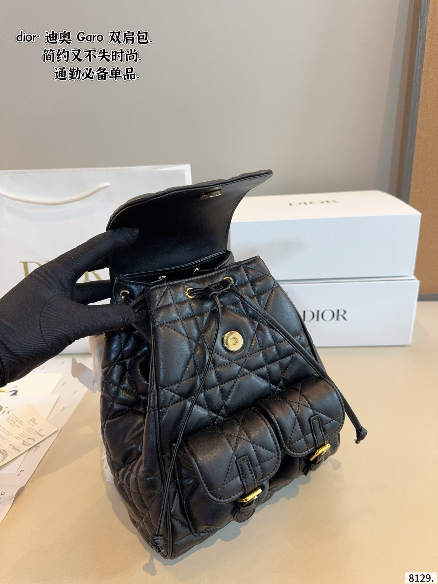 p215p205配礼盒🎁 D家 迪奥新款 caro 双肩包. 又酷又甜的双肩包. 出門随手一拎就很好看 Dior新品真的太戳我拉 CEST DIOR出场就是王炸! 这个小水桶太太太有设计感拉 这种容量非常感人 一直焊死在身上的水桶尺寸：22*10*27/17*7*18cm