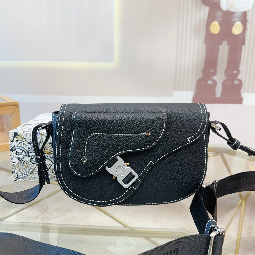 p180配礼盒🎁 Dior/迪奥 新款 男包系列的相机包实在帅la~ 简单有质感的设计对于日常即使不爱穿搭的男生都很友好 基础款搭配起来也能提升整体时髦度实用又很高级 尺寸 ：24*6*17cm