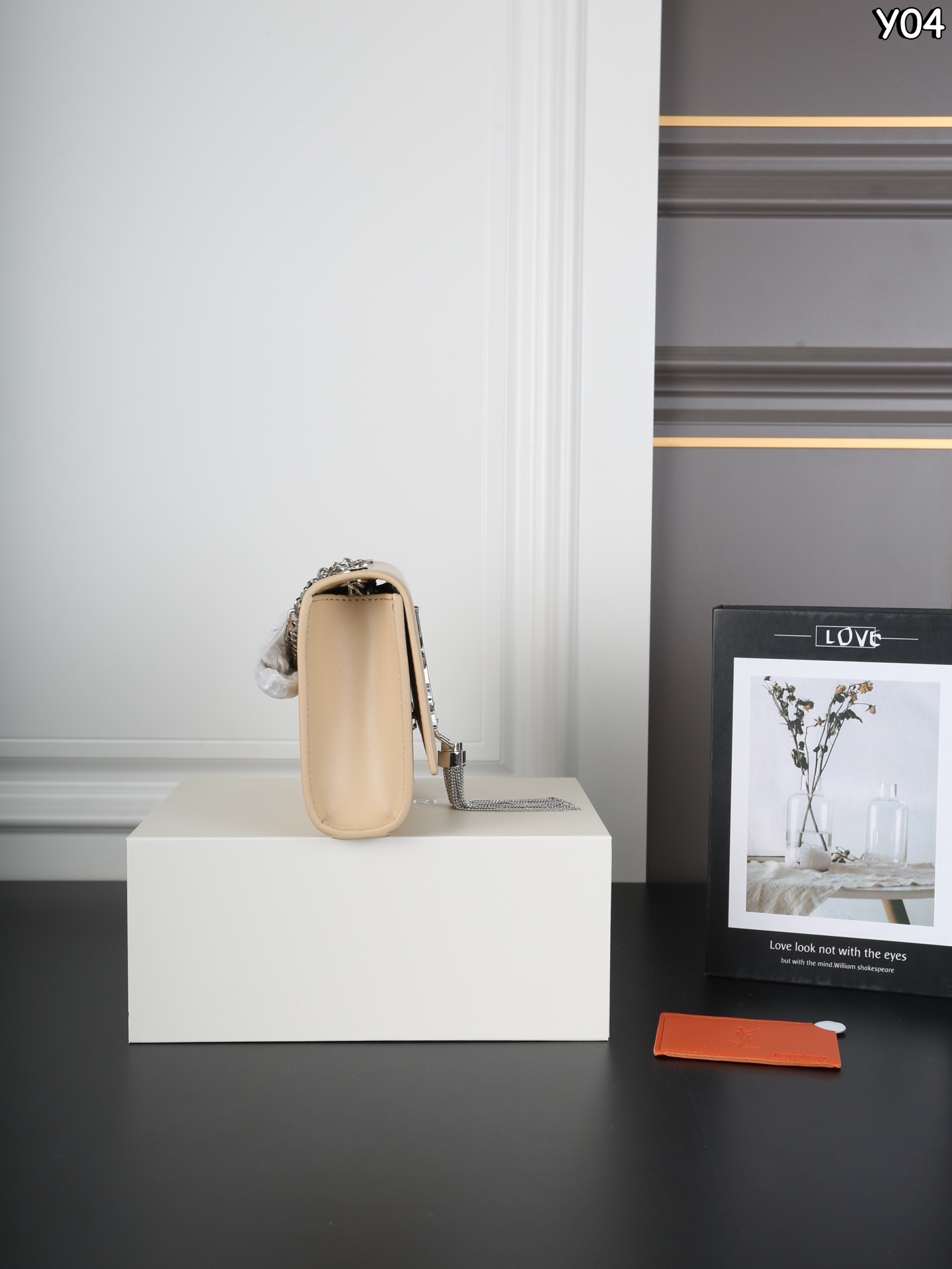 P150 全套礼盒 圣罗兰 YSL KATE 平纹 流苏包斜挎单肩包 链条包 简约又高级!正面YSL Logo+流苏链条,细节满分。 通勤约会都OK。 是都市女生必入的经典款! 这个也太好看了吧! 尺寸:20×13