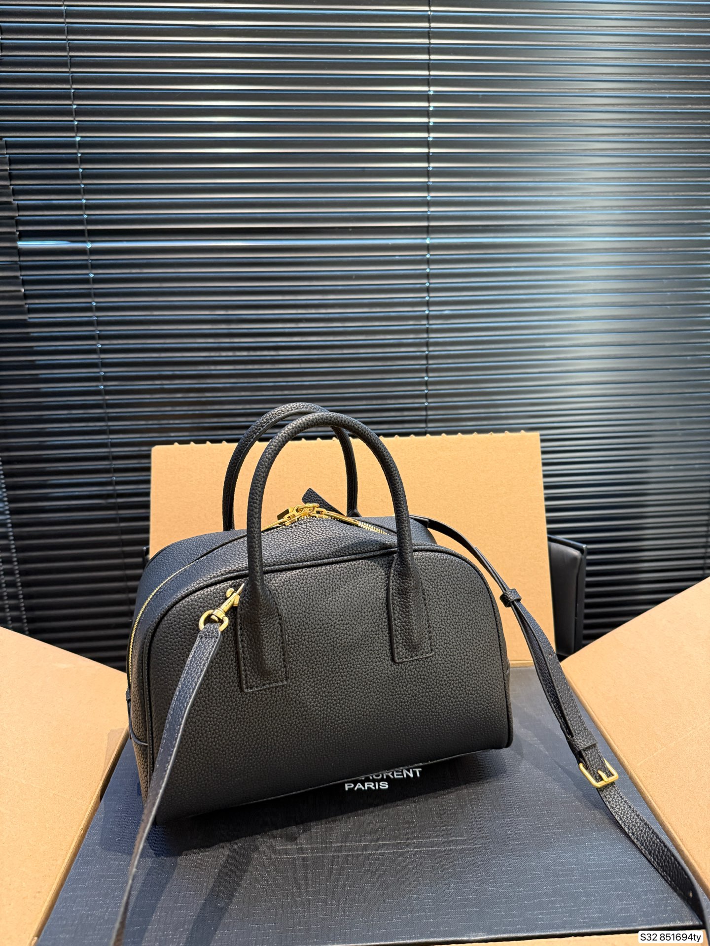 P210配飞机盒 折叠盒 YSL圣罗兰新款|保龄球包 新款乖巧的小包包手拎或者斜挎都可 日常的物品统统放的下 尺寸25 17 货号851694