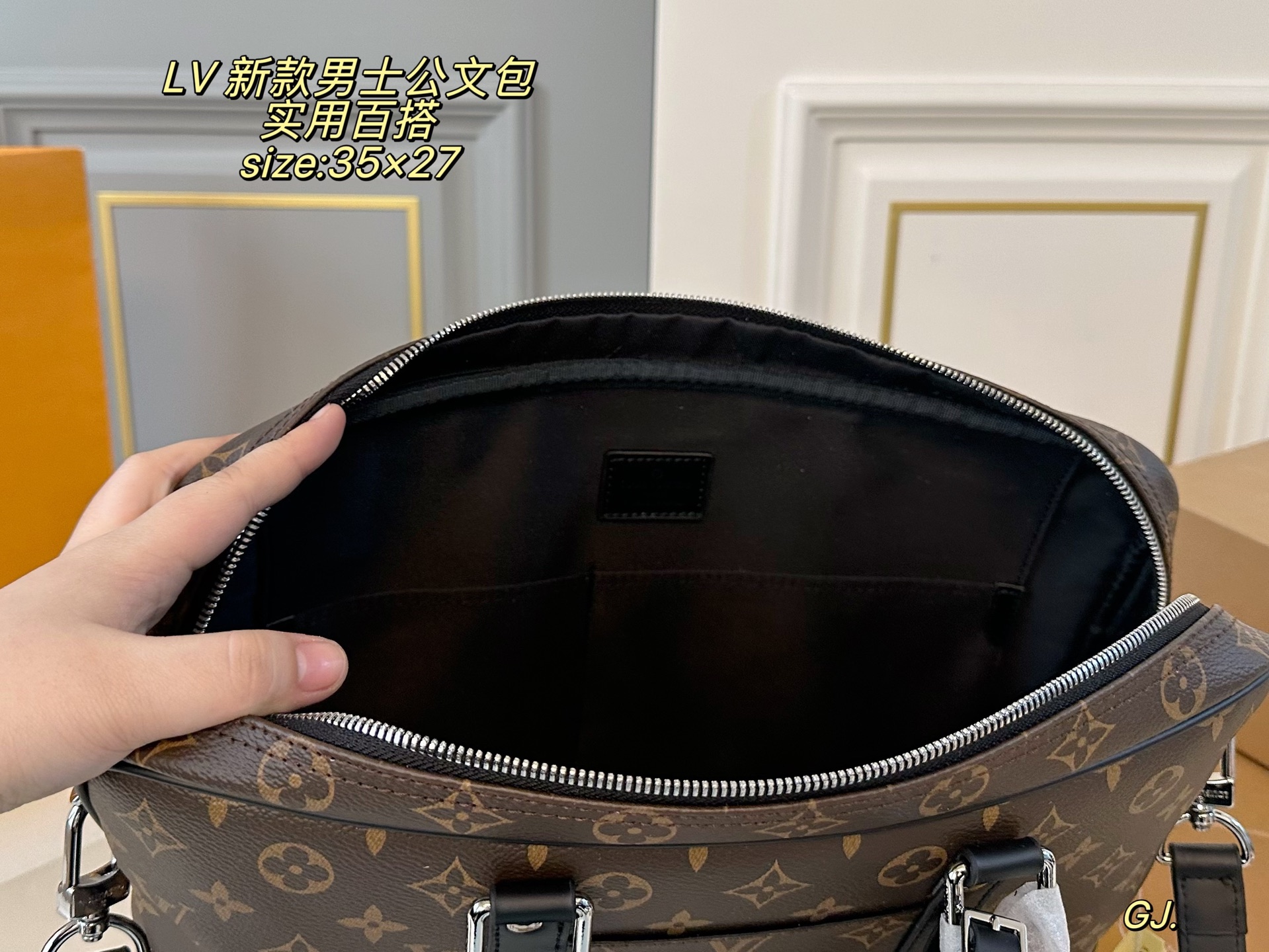 P170(无盒) size:35×27 LV 路易威登新款男包公文包❤️ 空间超可,🉑️容纳13寸笔记本 🉑️拆卸并可调节的肩带舒适肩背 实用又精致,各种场合都适合❗️