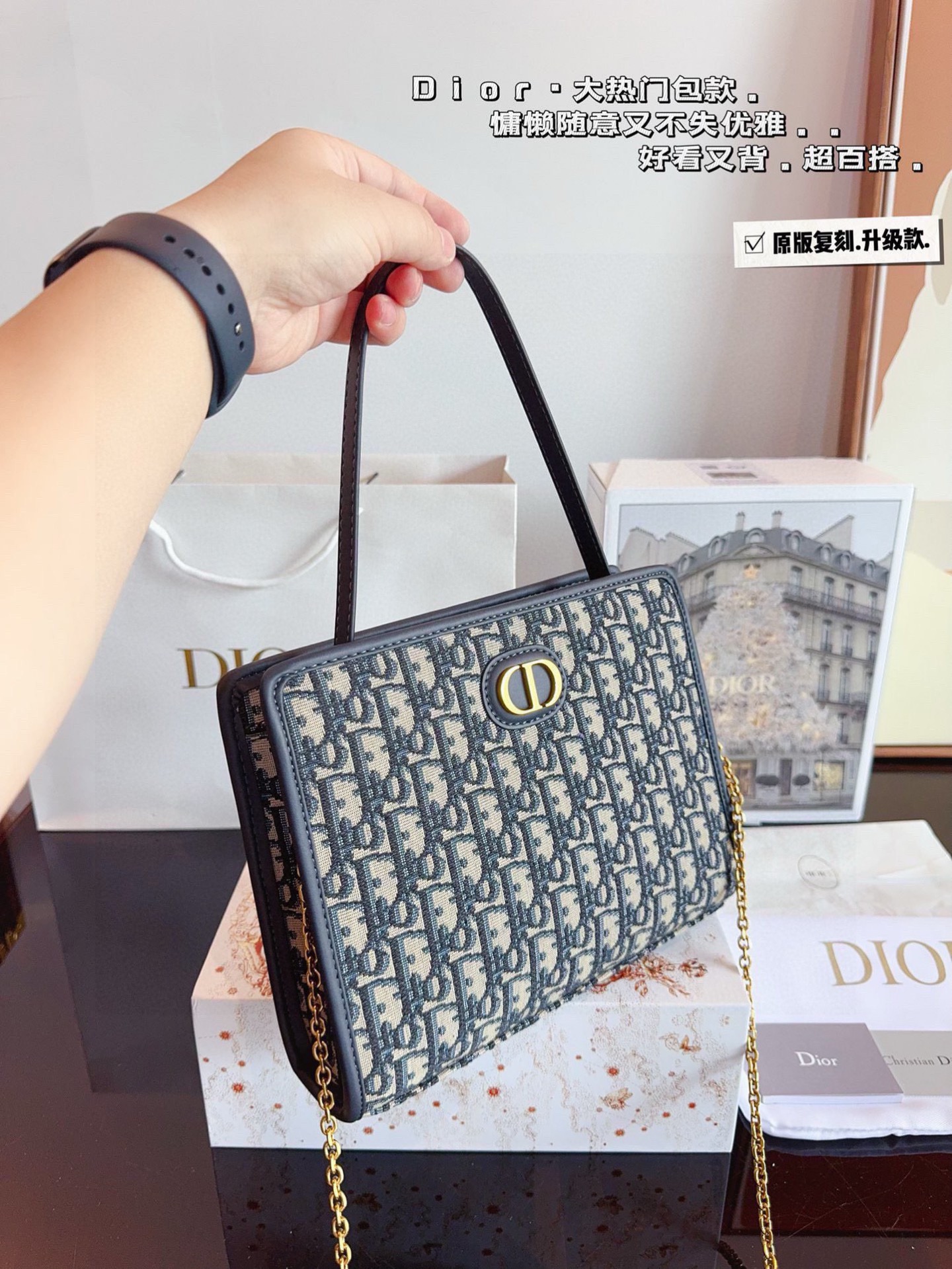 p160配礼盒🎁. DIOR 新品 洗漱包 采用专柜御用原双版面绣花老料 迪奥的oblique复印古花图案早在上世纪六十年代在就巴黎时装周里掀热起潮 不同的如是今大家伙儿的时髦度态已经融入生活 身背老花单品行到走哪都像巴在黎时装周 新款邮差这包颜值我看一眼都拔能草 最完美的一点是除它了斜挎外还能背当包 完全就我是喜欢的慵懒风格啊 尺寸：26*5*20cm、