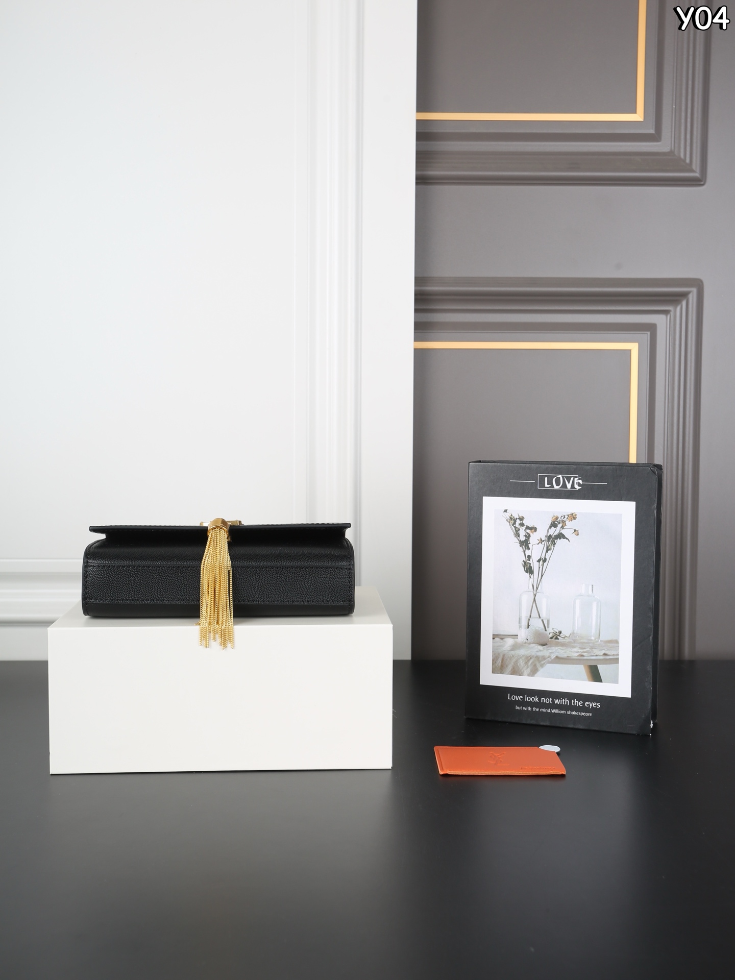 P160 全套礼盒 圣罗兰 YSL KATE 鱼子酱 流苏包链条单肩斜挎包 流苏超复古 满满的高级感 特别是流苏的材质，简直不要太好了！很有沉度的 经典流苏Kate也太🉑了吧‼️ 粒面牛皮耐磨耐用，链条可随意调节变换背法，既可斜背又可腋下，更是完美晚宴包！ 尺寸：20&times;13