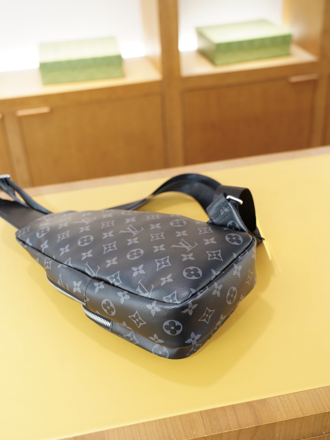 P80 🇫🇷 路易威登 官网同步 高版本 胸包 永恒不过时的标志性产品 纯原单牛皮 顶级五金制作 非市面普通版本 今年LV最爱的款式 全部实拍 实用性非常高 完全不用担心穿搭 【规格：18x30x6】