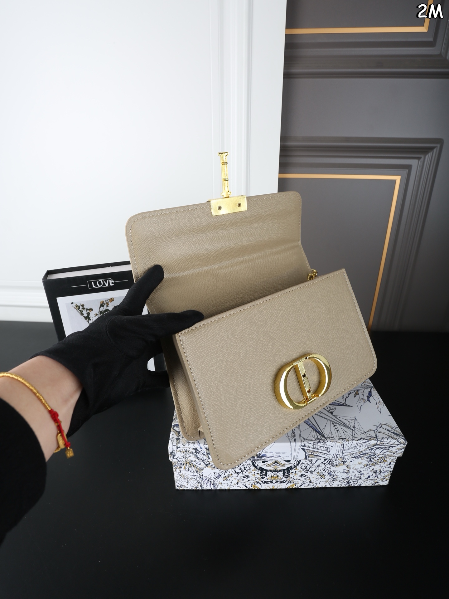 P110 天地盖 DIOR迪奥 Montaigne 蒙田包盒子包单肩斜挎包 链条款 整个包型，是以当代流行的复古风！单单Logo按扣的设计就可以单手优雅的翻盖，内里两面都带有小夹层，背面的浮雕后方还有一个大夹层，背带除了调节长短之外，还可以完全拆下来 作为手拿包使用。多变也实用， 背上它大家都要夸 自带法式复古感的蒙田经典爆款了 尺寸：25&times;15