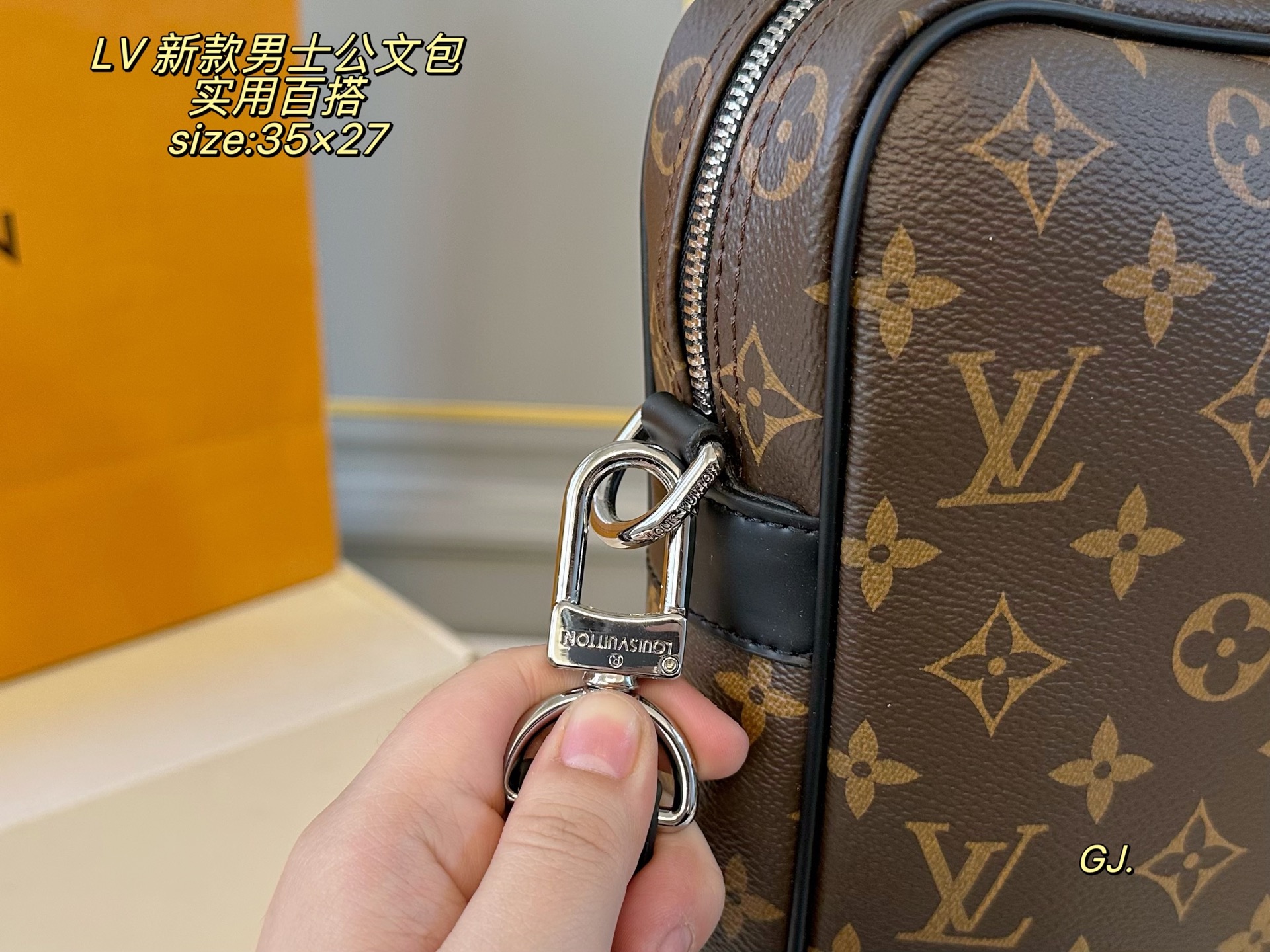 P170(无盒) size:35×27 LV 路易威登新款男包公文包❤️ 空间超可,🉑️容纳13寸笔记本 🉑️拆卸并可调节的肩带舒适肩背 实用又精致,各种场合都适合❗️