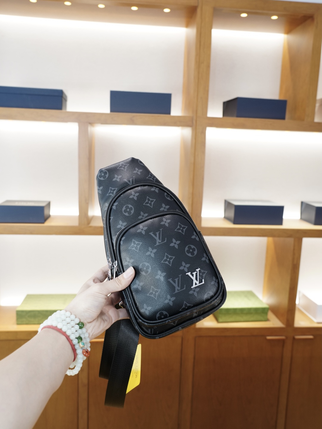 P80 🇫🇷 路易威登 官网同步 高版本 胸包 永恒不过时的标志性产品 纯原单牛皮 顶级五金制作 非市面普通版本 今年LV最爱的款式 全部实拍 实用性非常高 完全不用担心穿搭 【规格：18x30x6】