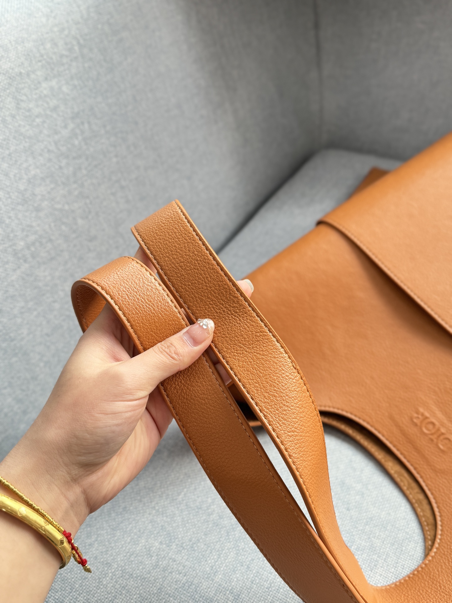 💰205 size：41&times;33 DIOR迪奥 Priv&eacute; 腋下包 托特包Tote包购物袋 手提包 细腻高级的小牛皮材质 每一次触碰都能感受到这款包的价值 低调的设计，高级男包该有的私密奢华 足够大的容量，型男通勤绝配 配了同色的拉链手袋存放私密物件 内侧是若隐若现的DIOR老花压纹，彰显质感