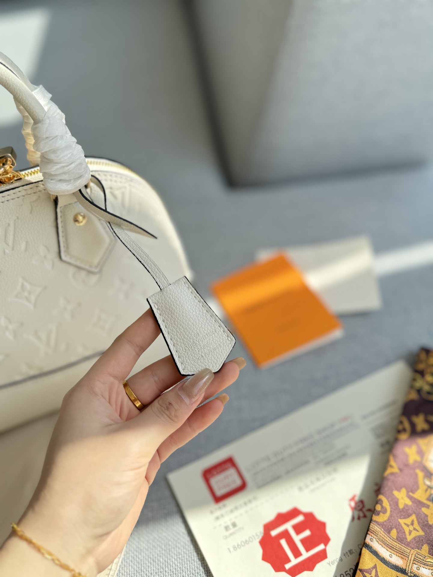 💰185 全套礼盒 size：24&times;18 LV N&Eacute;O Alma BB 压纹 贝壳包手提包 LV贝壳包超级经典的一款了，永远不会过时的那种! 容量也很充足，主要是这个贝壳样子的设计太挫我啦! 柔软的感觉内里层与鲜明的颜色。这款休闲包非常轻薄，全皮压花贝壳包内部空间宽敞，携带方式多样，是最理想的日常包。