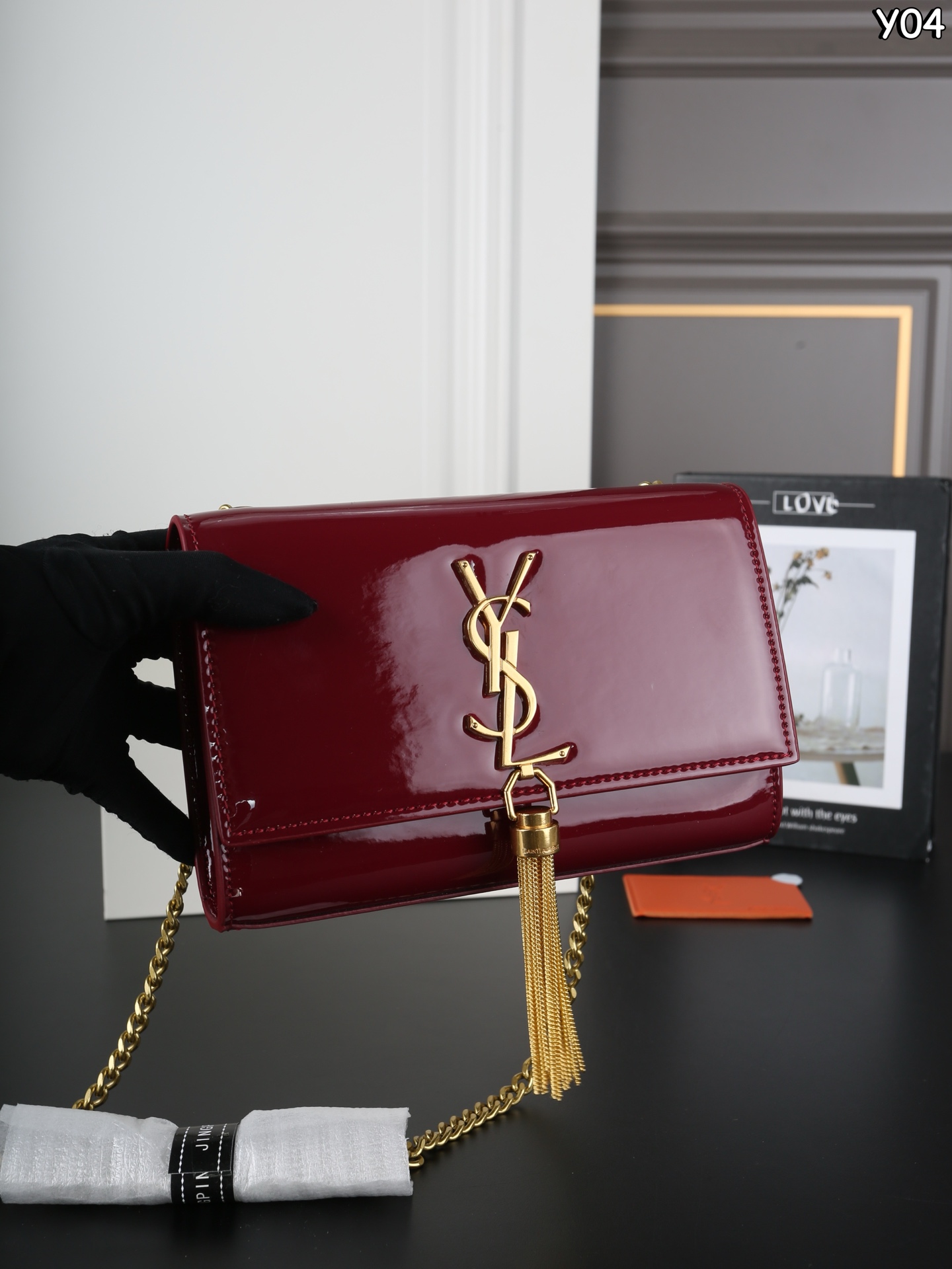 P150 全套礼盒 圣罗兰 YSL KATE 漆皮 流苏包链条单肩斜挎包 流苏超复古 满满的高级感 特别是流苏的材质，简直不要太好了！很有沉度的 经典流苏Kate也太🉑了吧‼️ 漆皮耐磨耐用，链条可随意调节变换背法，既可斜背又可腋下，更是完美晚宴包！ 尺寸：20&times;13