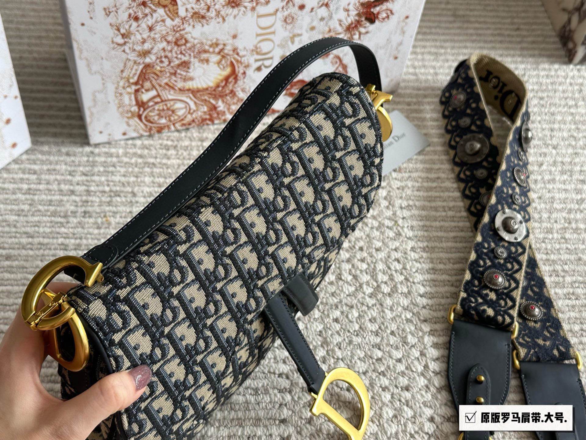 💰200、175 配盒（罗马肩带） 尺寸：25cm*20cm（大） 18cm*15cm（小） 升级版出货 ✅ D家 老花马鞍包 配深蓝色牛皮长肩带 搜索🔍Dior 迪奥