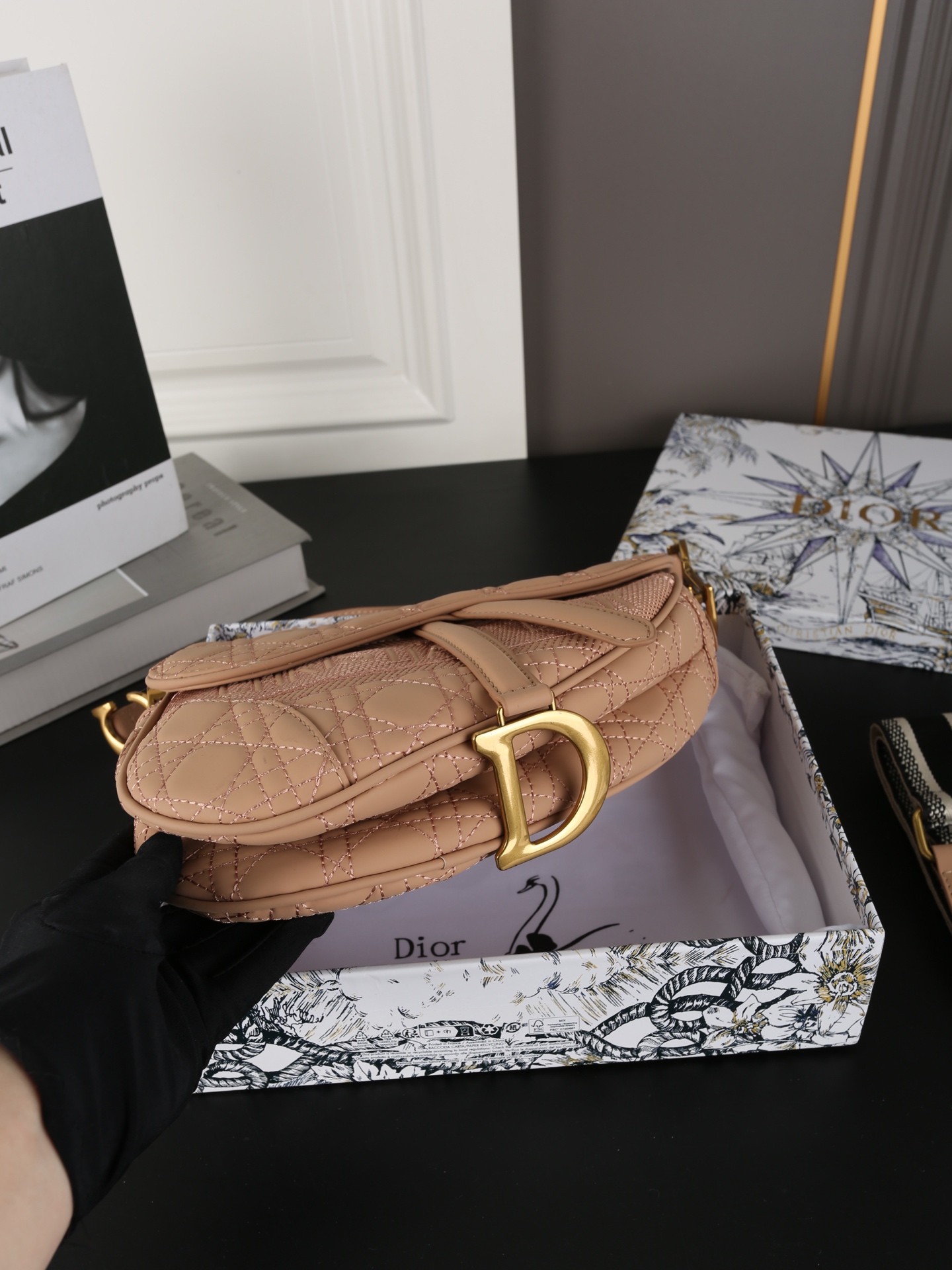 P150 天地盖 DIOR迪奥 马鞍包系列 藤格纹刺绣 马鞍包 单肩手提包 迪奥的马鞍系列是真绝了，每包款型都那么好看 这新次推出的限款定马鞍包是更原有Oblique经刺典绣老元花素上加上了logo字刺母绣😍着让实人喜惊不断🥰 这款真包是人潮必备款，时加尚分💯可手提，可肩背，也搭可配Dior肩带斜挎✌️️ 经永典存，时是尚个轮回，马包鞍从最初诞的生开始 尺寸：24&times;21