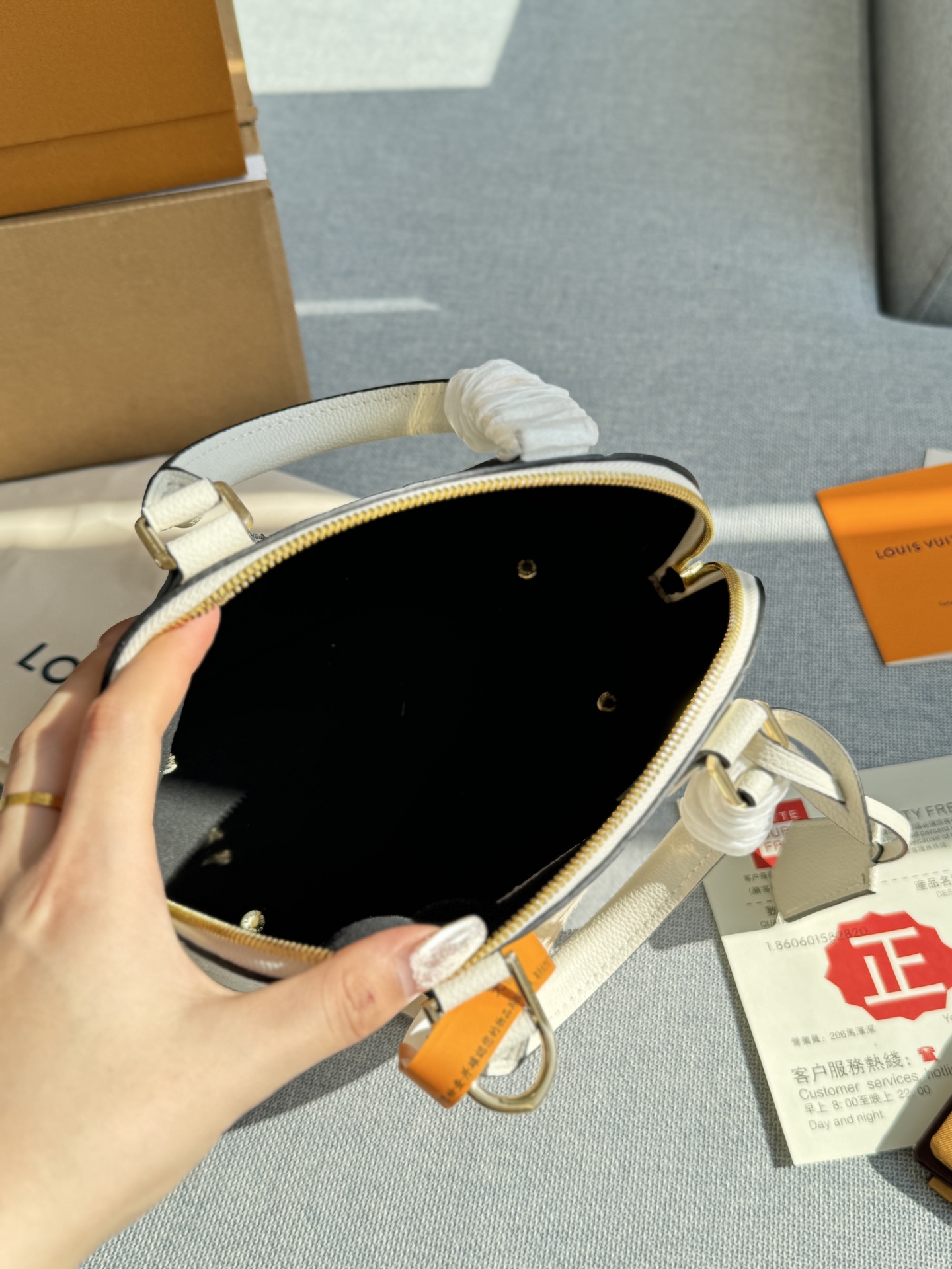 💰185 全套礼盒 size：24&times;18 LV N&Eacute;O Alma BB 压纹 贝壳包手提包 LV贝壳包超级经典的一款了，永远不会过时的那种! 容量也很充足，主要是这个贝壳样子的设计太挫我啦! 柔软的感觉内里层与鲜明的颜色。这款休闲包非常轻薄，全皮压花贝壳包内部空间宽敞，携带方式多样，是最理想的日常包。