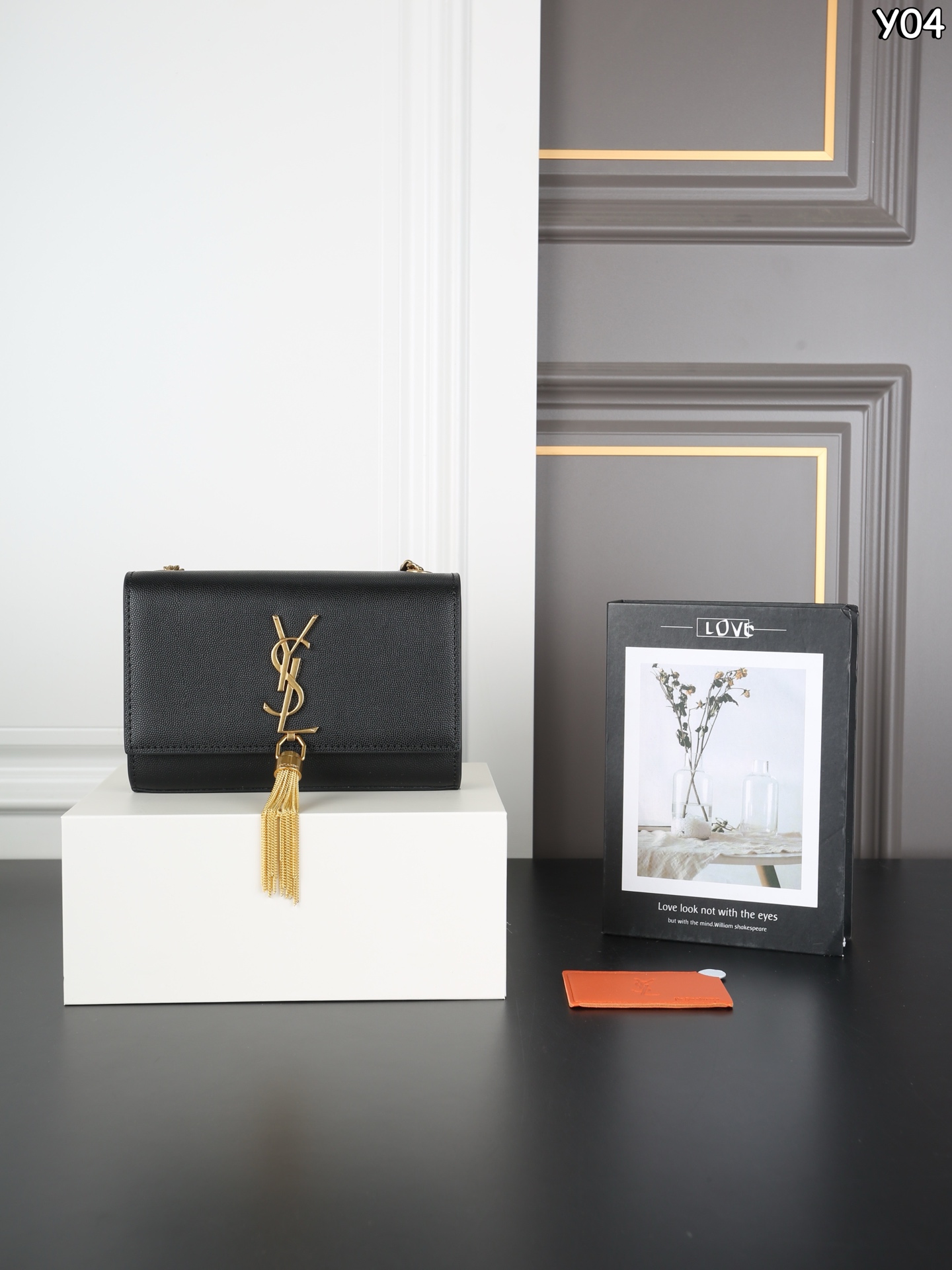 P160 全套礼盒 圣罗兰 YSL KATE 鱼子酱 流苏包链条单肩斜挎包 流苏超复古 满满的高级感 特别是流苏的材质，简直不要太好了！很有沉度的 经典流苏Kate也太🉑了吧‼️ 粒面牛皮耐磨耐用，链条可随意调节变换背法，既可斜背又可腋下，更是完美晚宴包！ 尺寸：20&times;13