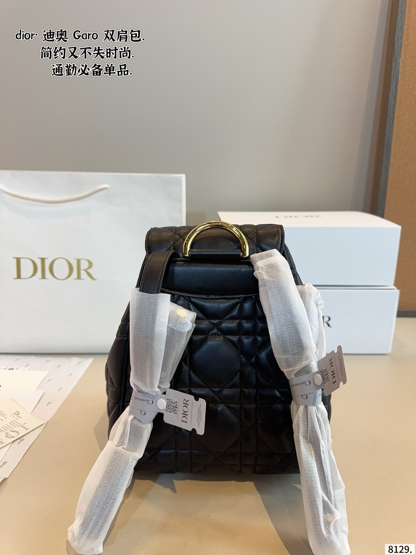 p215p205配礼盒🎁 D家 迪奥新款 caro 双肩包. 又酷又甜的双肩包. 出門随手一拎就很好看 Dior新品真的太戳我拉 CEST DIOR出场就是王炸! 这个小水桶太太太有设计感拉 这种容量非常感人 一直焊死在身上的水桶尺寸：22*10*27/17*7*18cm