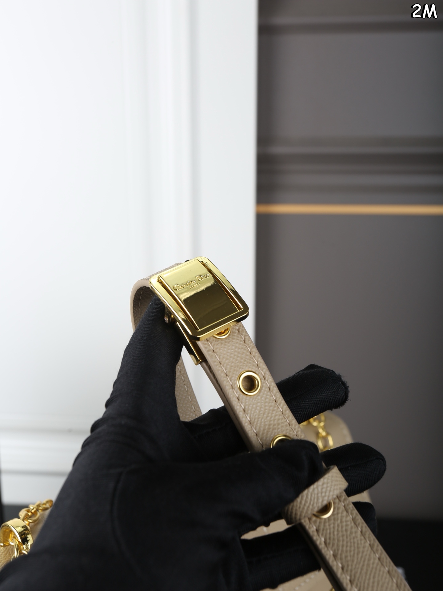 P110 天地盖 DIOR迪奥 Montaigne 蒙田包盒子包单肩斜挎包 链条款 整个包型，是以当代流行的复古风！单单Logo按扣的设计就可以单手优雅的翻盖，内里两面都带有小夹层，背面的浮雕后方还有一个大夹层，背带除了调节长短之外，还可以完全拆下来 作为手拿包使用。多变也实用， 背上它大家都要夸 自带法式复古感的蒙田经典爆款了 尺寸：25&times;15