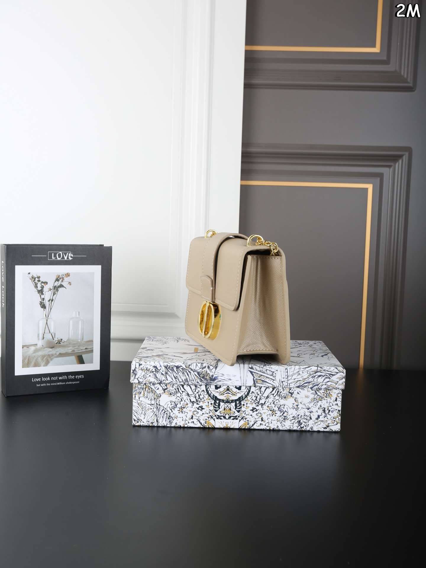 P110 天地盖 DIOR迪奥 Montaigne 蒙田包盒子包单肩斜挎包 链条款 整个包型，是以当代流行的复古风！单单Logo按扣的设计就可以单手优雅的翻盖，内里两面都带有小夹层，背面的浮雕后方还有一个大夹层，背带除了调节长短之外，还可以完全拆下来 作为手拿包使用。多变也实用， 背上它大家都要夸 自带法式复古感的蒙田经典爆款了 尺寸：25&times;15