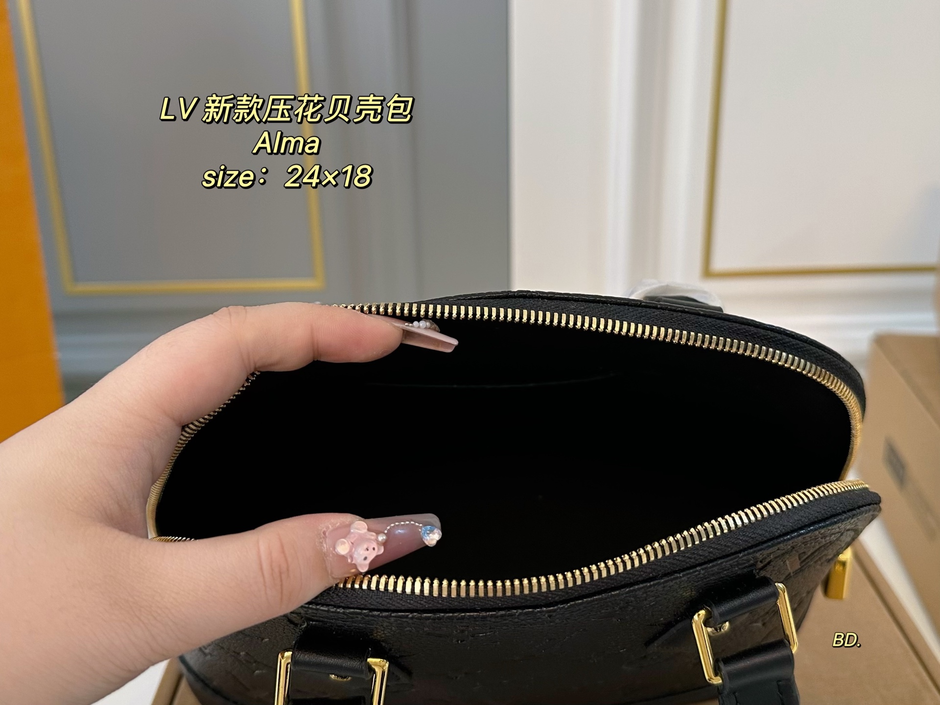 P145（折叠盒） size:24&times;18 LV路易威登新款压花alma贝壳包💕 经典包款，简约却不失时尚～ 很别致 小巧精致但内里容量足💯 日常通勤绝对OK，撞包率也不高‼️