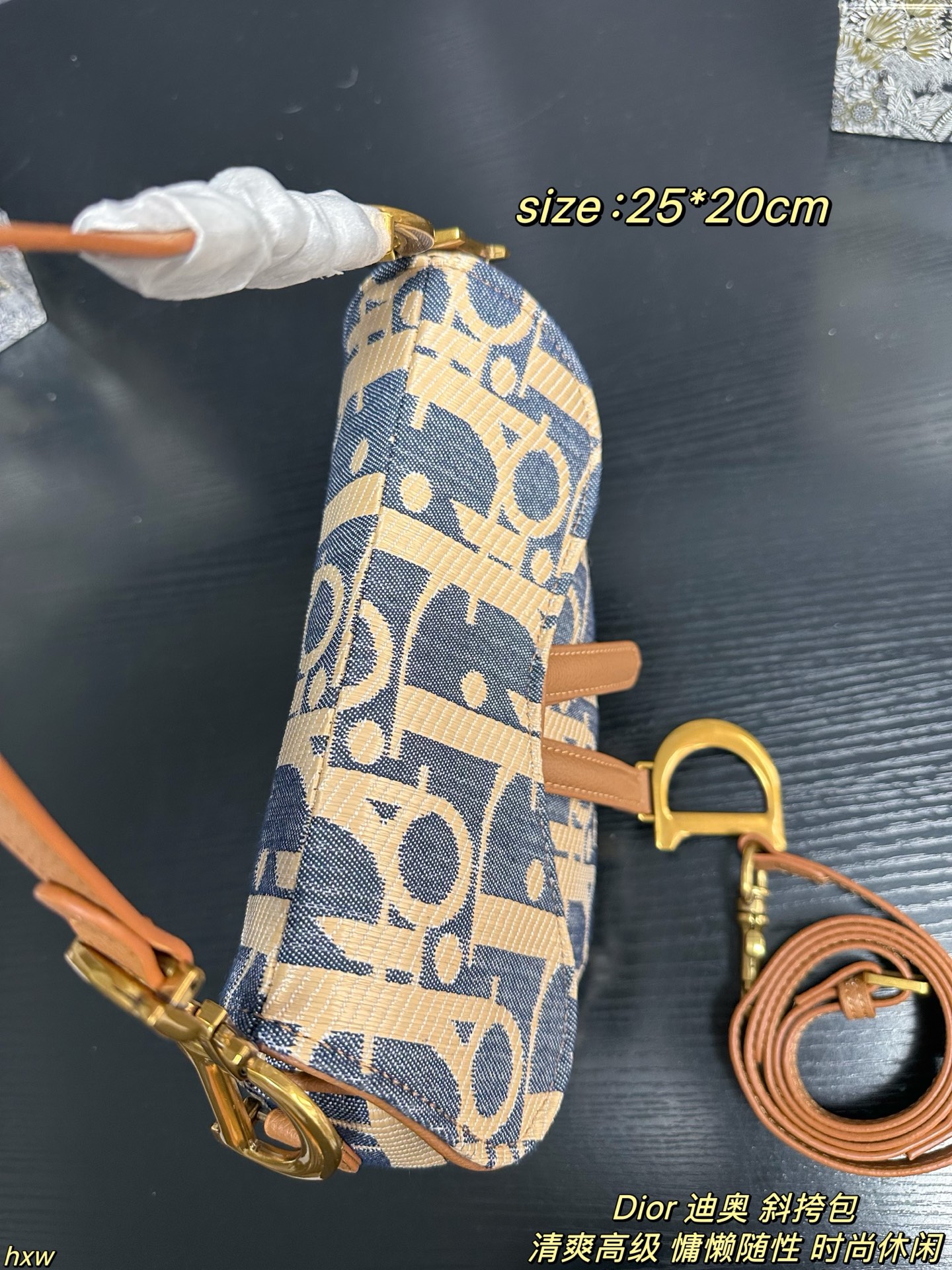 P160配盒 Dior 迪奥 斜挎包 迪奥家2025早春这款蓝米拼色酒椰草Oblique也太仙了吧!迪奥家的灵魂印花,辨识度💯!永不过时的存在,比全皮更特别!自带度假慵懒感,质感独特又轻盈。背出去是焦点! 尺寸:25*20cm