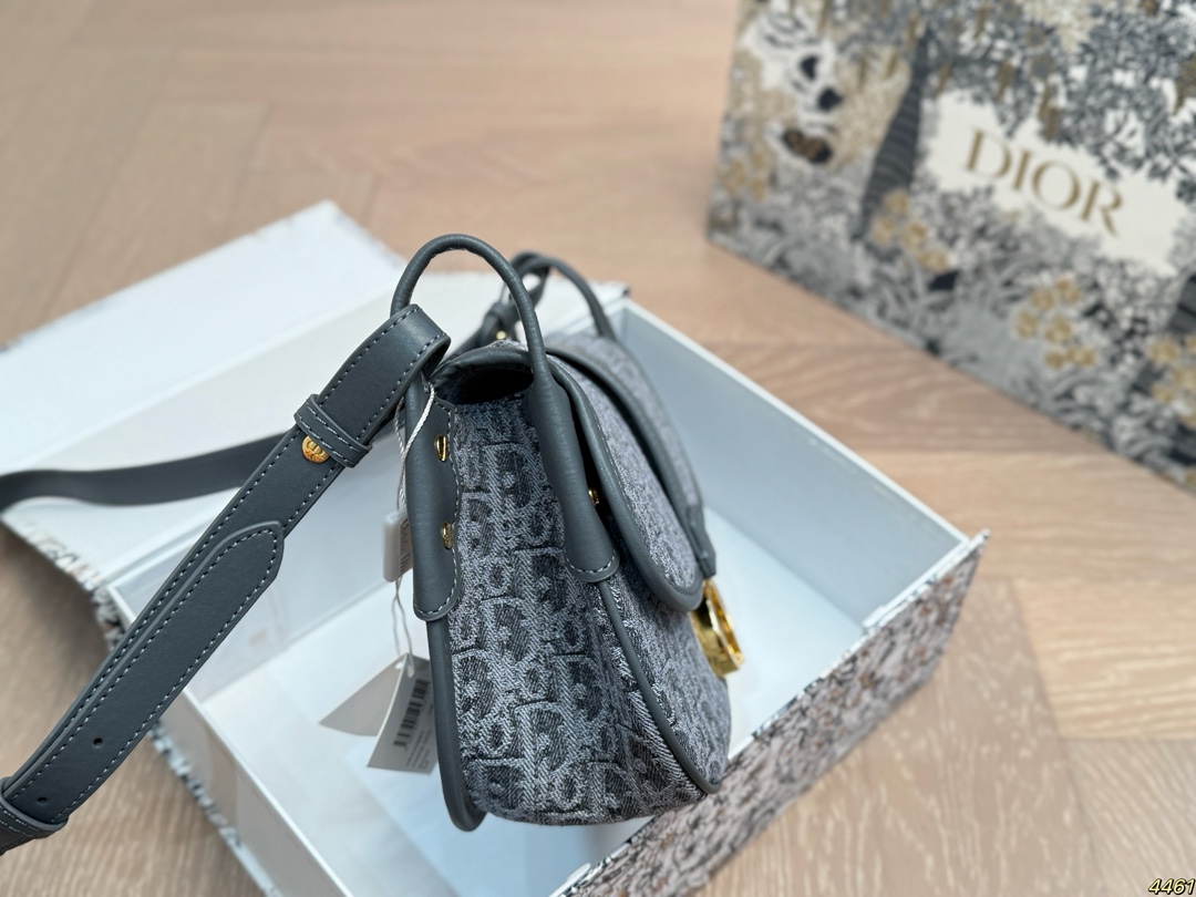 黑色¥190灰色¥195折叠盒 迪奥DIOR马鞍包 包型太可爱了 容量非常可,日常通勤都没问题 可咸可甜 质感满分 工艺非常讲究 细节立体感拉满 尺寸24 16