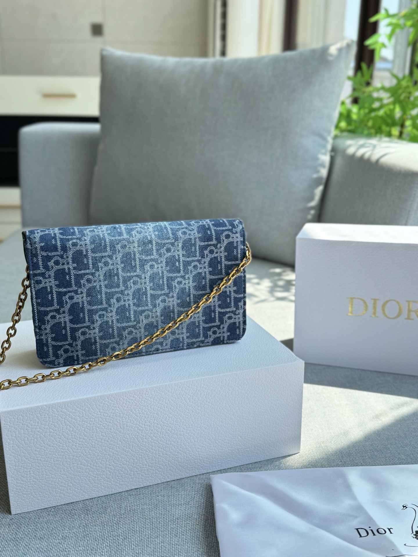 💰130 折叠盒 size：22&times;13 DIOR迪奥 Saddle 马鞍包 链条包 单肩包 复古精很‬致... 搭配古铜铜色‬质链条⛓️ 包身整体呈现为利落的方正廓形，点睛之笔在于那覆盖其上的弧形包盖&mdash;&mdash;这正是对传奇马鞍造型的优雅诠释； 百变背法，随心切换