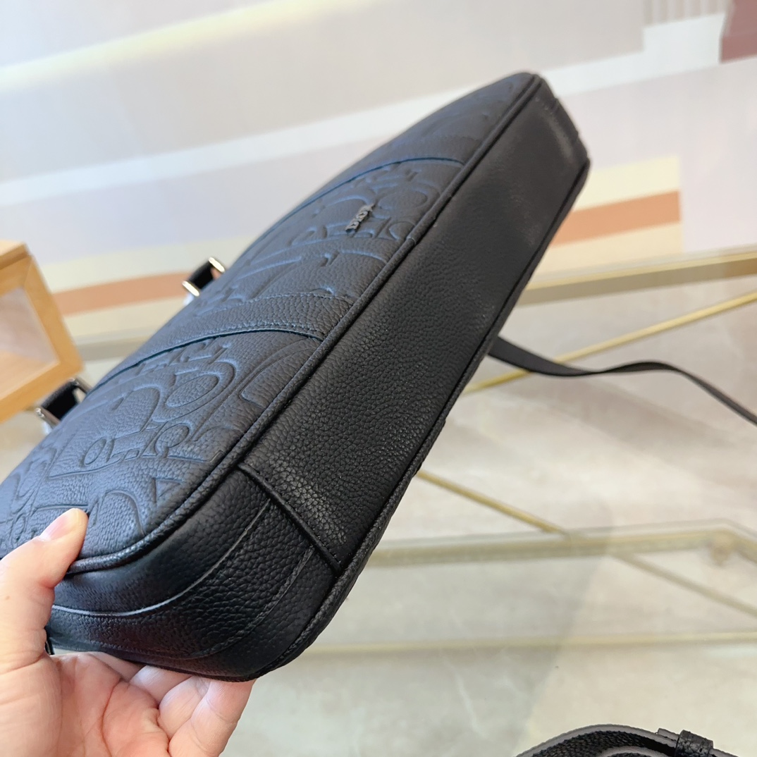 P250 迪奥男士公文包 实用性强 细节做工精致 高端大气上档次 休闲大方 尺寸：37 28