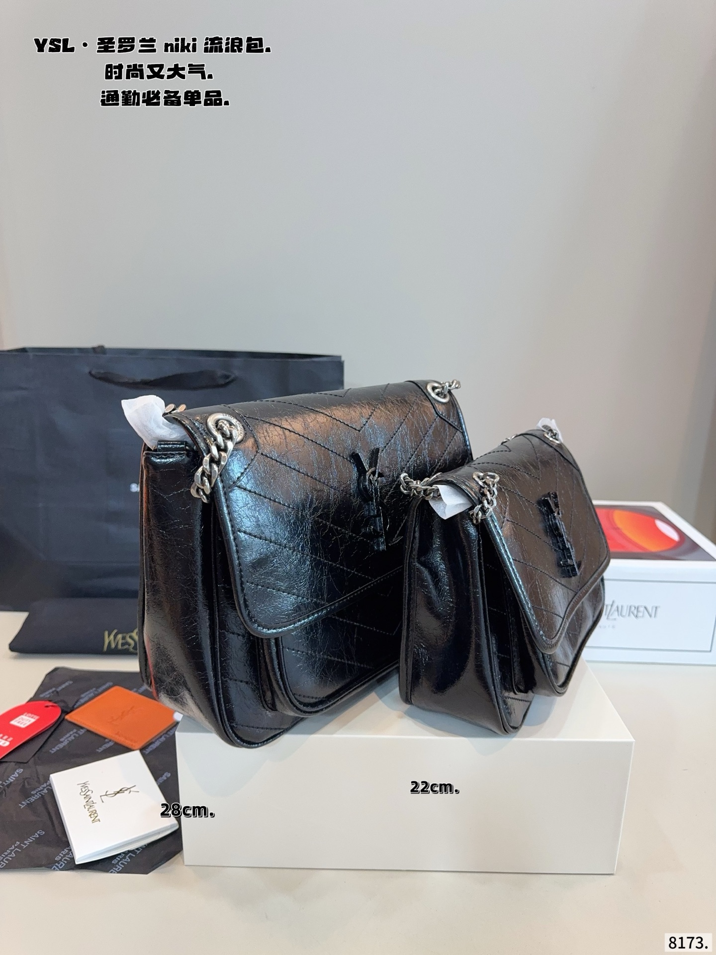 p200,p180.配礼盒🎁. 圣罗兰 niki 流浪包 专柜新款Ysl圣罗兰 早已成为明星/网红们最爱的这只 低调却超显高逼格气质 据说是ysl girl人手必备 优雅高贵的她成为潮流人士口中最爱的It Bag制造机 拥有无穷魅力 时尚感极强 柔软质感 黑色五金十分抢眼 单肩/斜挎百搭各种服饰 尺寸:28*9*21/22*7*17cm