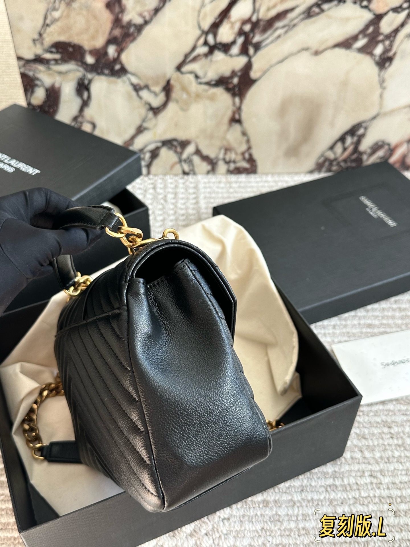 原版品质 p180。 礼盒包装 🅰 YSL 圣罗兰V格 邮差包牛皮 &hearts;SLP 西班牙进口原版皮！邮差包 原版粗旷鎏金链条 标签S*int Laurent 链条包，圣罗兰（ysl）专柜永恒经典同步款，来自最新一季的绝妙设计，包身廓形类似邮差，经典的monogram logo点缀，超大容量， 五金更是特别，！工序非常复杂，给你们不一样的视觉效果！尺寸：25 18cm