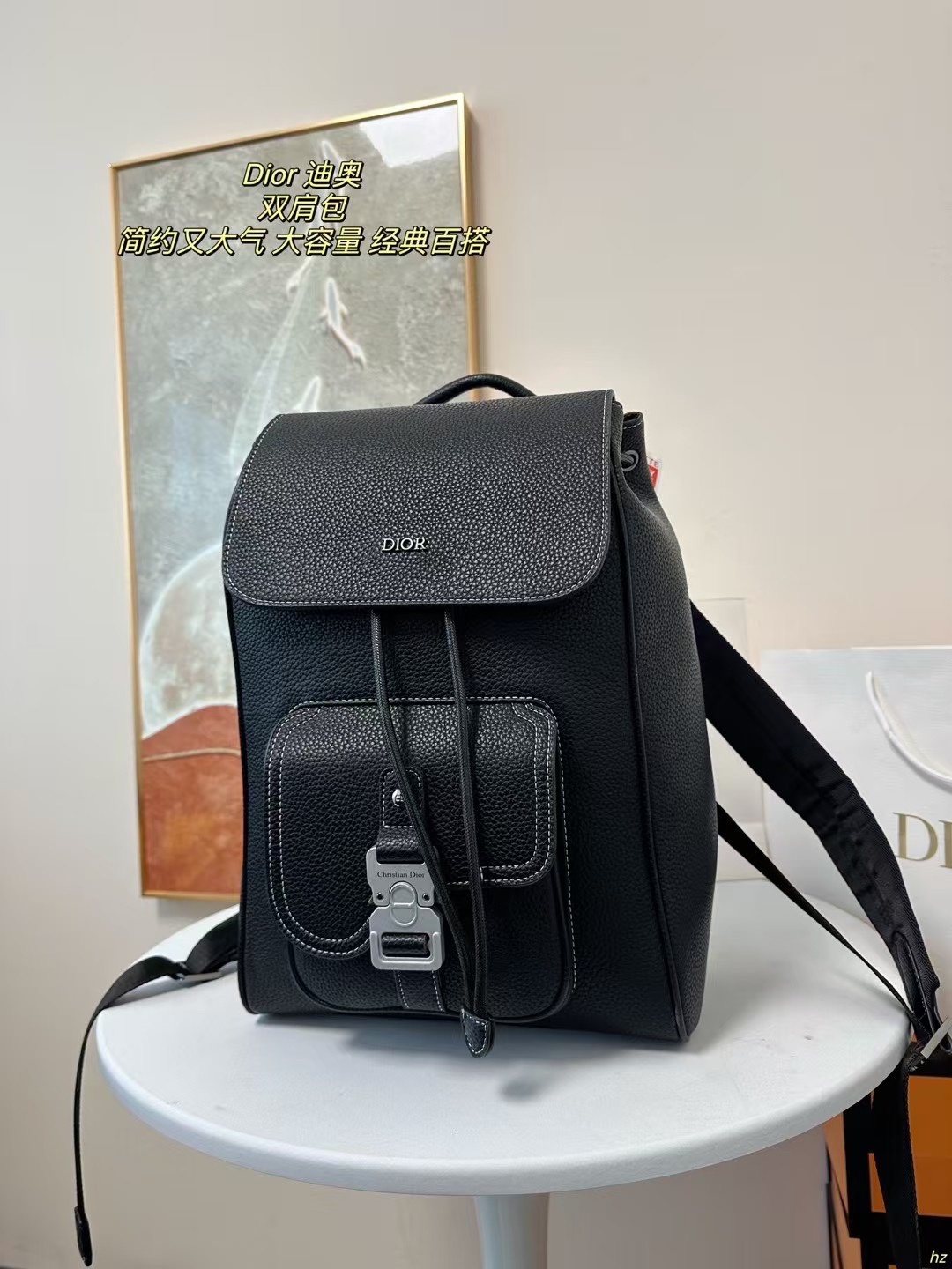 P185 Dior 迪奥 双肩包 这款马鞍双肩背包是二零二四秋季男装系列新品，采用时尚的原创设计，突显马鞍风格。黑色粒面牛皮革搭配对比鲜明的缉面线，正面饰以Dior标志。空间宽敞，设有一个隔层,可收纳各种日常用品，正面马鞍翻盖，可收纳钱包、钥匙、耳机或手机,便于轻松取用。实用百搭，是各式造型的点睛之笔。 尺寸：28*42CM