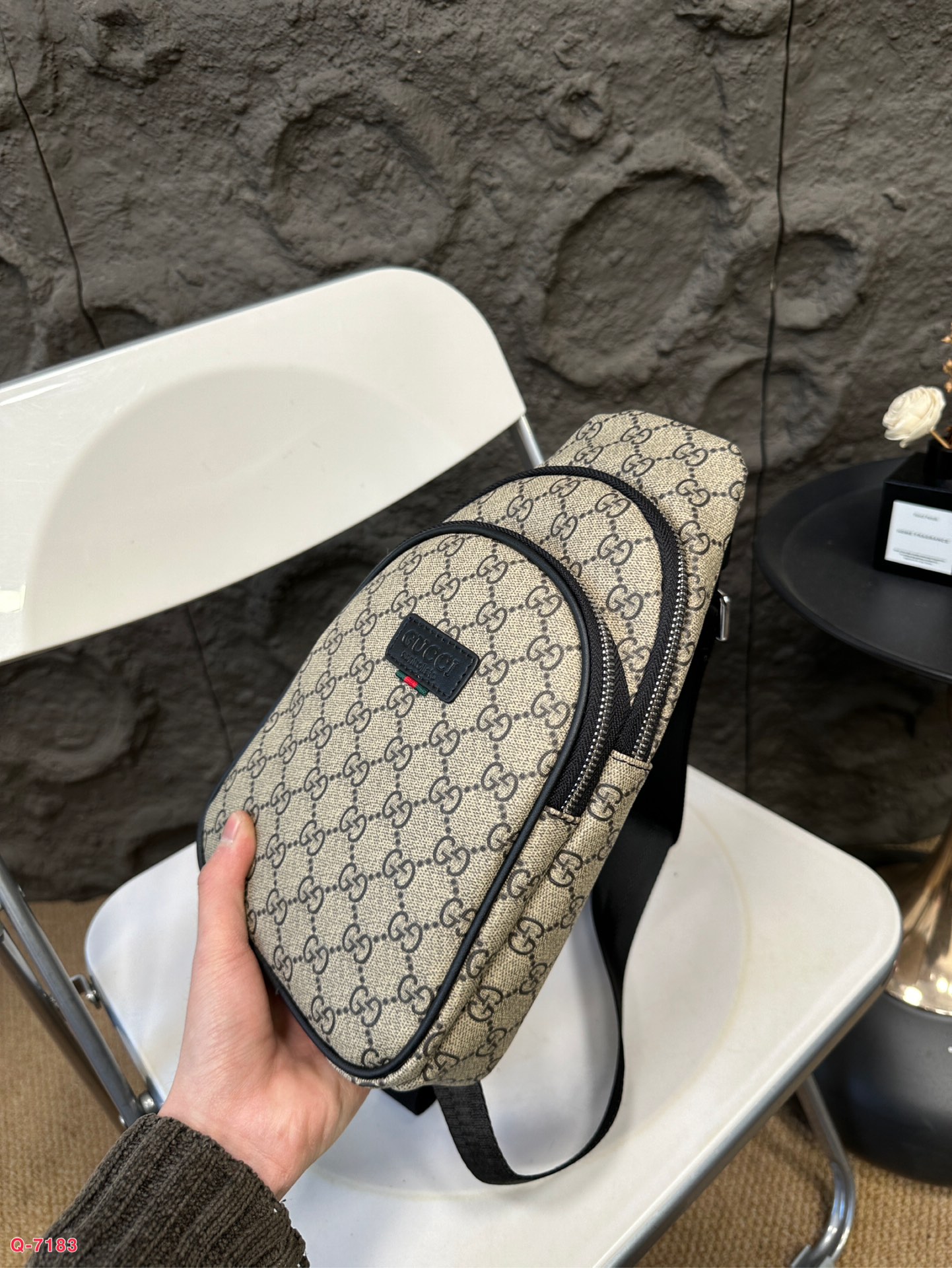 💰80 酷奇达胸包斜挎单肩包 采用精湛镶嵌细工 实物拍摄 原厂原版面料 尺寸：16.27cm