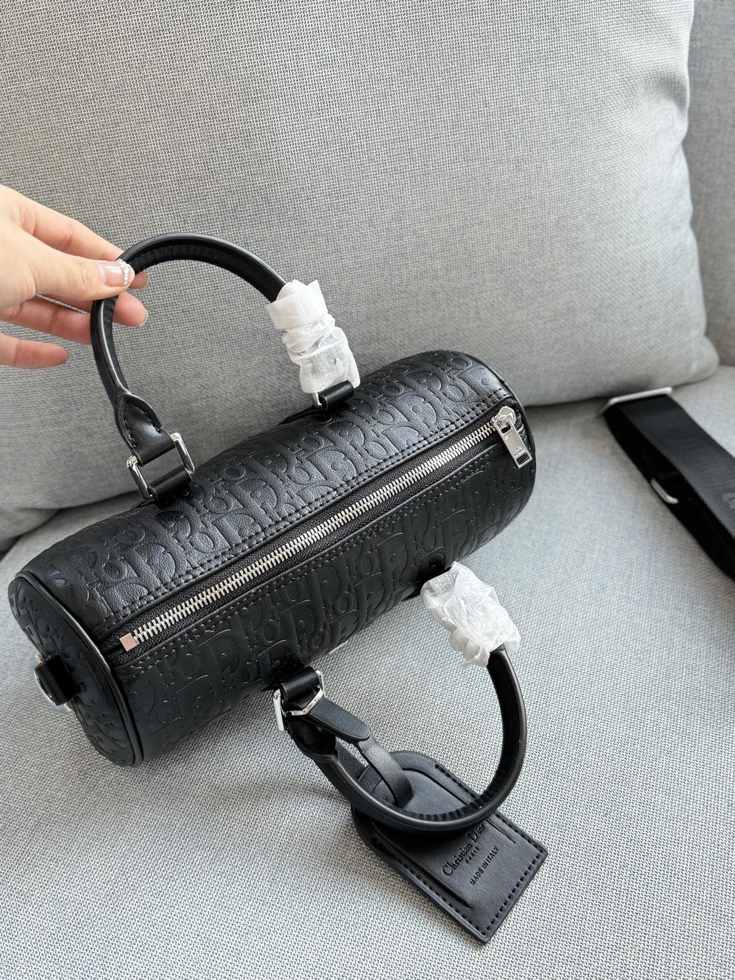 💰130 size：25&times;14 DIOR迪奥 波士顿包 枕头包单肩包 采用高品质小牛皮，哑光质感+经典压纹，低调又高级。包型简约，手提斜挎都 OK，配可拆卸肩带，灵活百搭!