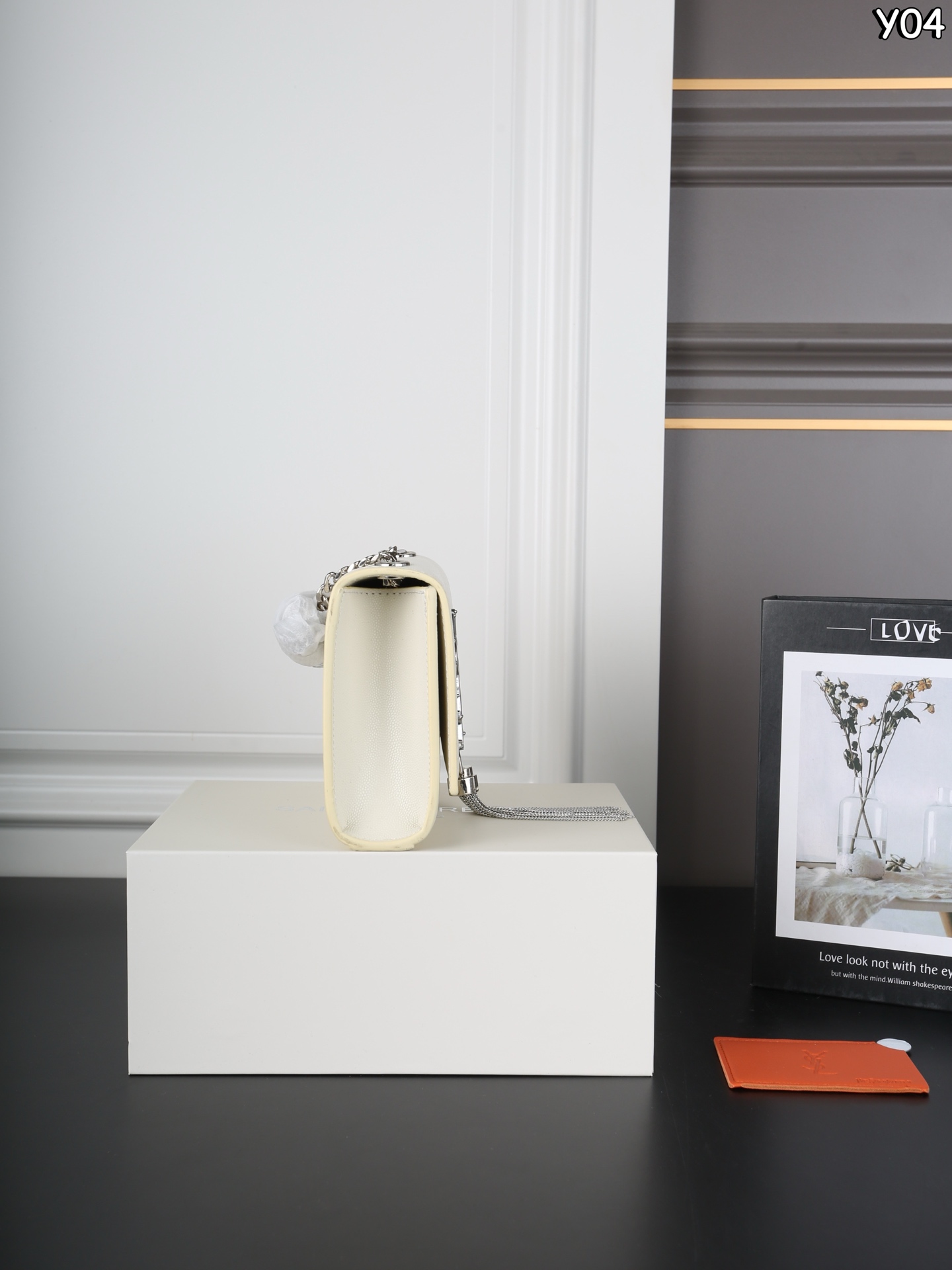 P160 全套礼盒 圣罗兰 YSL KATE 鱼子酱 流苏包链条单肩斜挎包 流苏超复古 满满的高级感 特别是流苏的材质,简直不要太好了!很有沉度的 经典流苏Kate也太🉑了吧‼️ 粒面牛皮耐磨耐用,链条可随意调节变换背法,既可斜背又可腋下,更是完美晚宴包! 尺寸:20×13