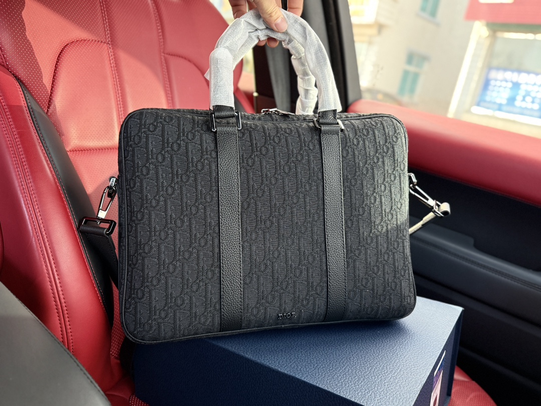 p245 牛皮版 📷高端货‼️ 新款 &ldquo; DIOR &rdquo;迪奥公文包💼 DIOR迪奥 OBLIQUE 印花Logo拆卸的皮革肩带 棉 单肩斜挎手提公文包 dior迪奥牛皮公文包 男款 黑色进口原厂面料🐂高清五金logo标志、专用里内里。顺滑拉链、油边平滑、做工精致每个细节到位！男人必备款。规格：38x28x6cm 配折叠礼盒🎁