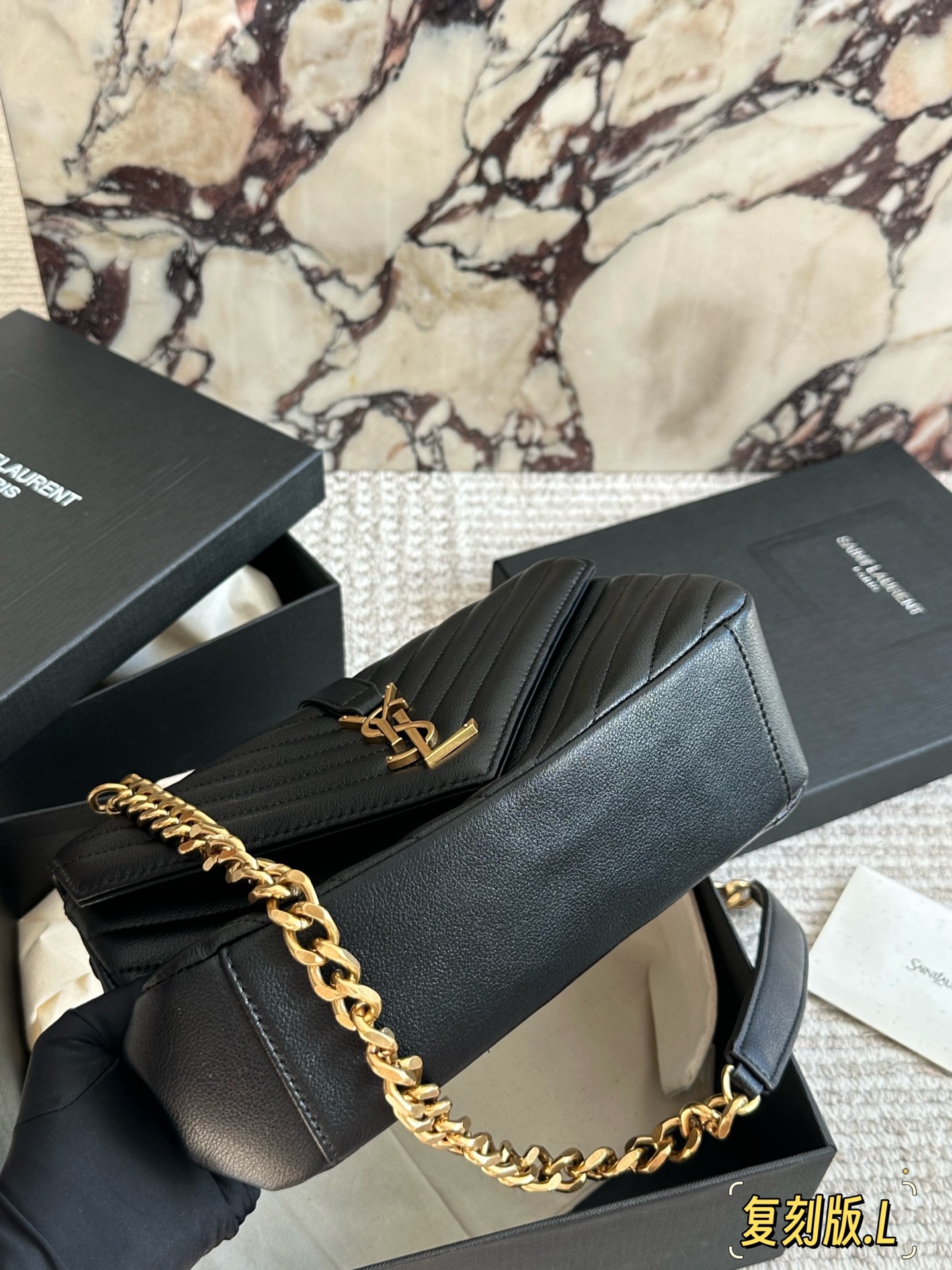 原版品质 p180。 礼盒包装 🅰 YSL 圣罗兰V格 邮差包牛皮 &hearts;SLP 西班牙进口原版皮！邮差包 原版粗旷鎏金链条 标签S*int Laurent 链条包，圣罗兰（ysl）专柜永恒经典同步款，来自最新一季的绝妙设计，包身廓形类似邮差，经典的monogram logo点缀，超大容量， 五金更是特别，！工序非常复杂，给你们不一样的视觉效果！尺寸：25 18cm