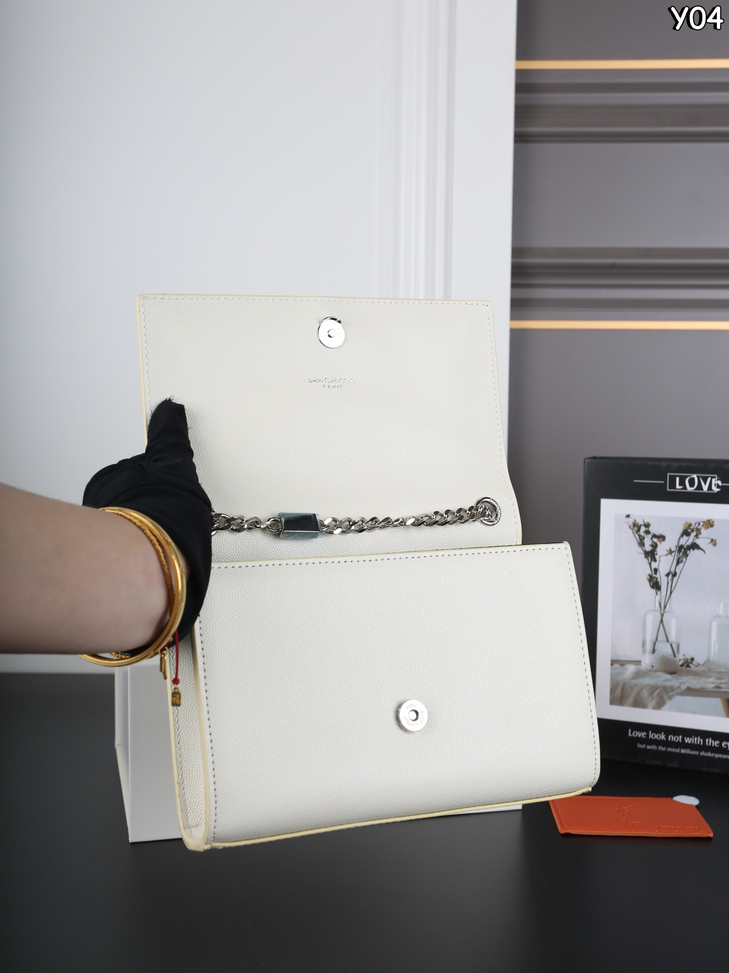 P160 全套礼盒 圣罗兰 YSL KATE 鱼子酱 流苏包链条单肩斜挎包 流苏超复古 满满的高级感 特别是流苏的材质,简直不要太好了!很有沉度的 经典流苏Kate也太🉑了吧‼️ 粒面牛皮耐磨耐用,链条可随意调节变换背法,既可斜背又可腋下,更是完美晚宴包! 尺寸:20×13