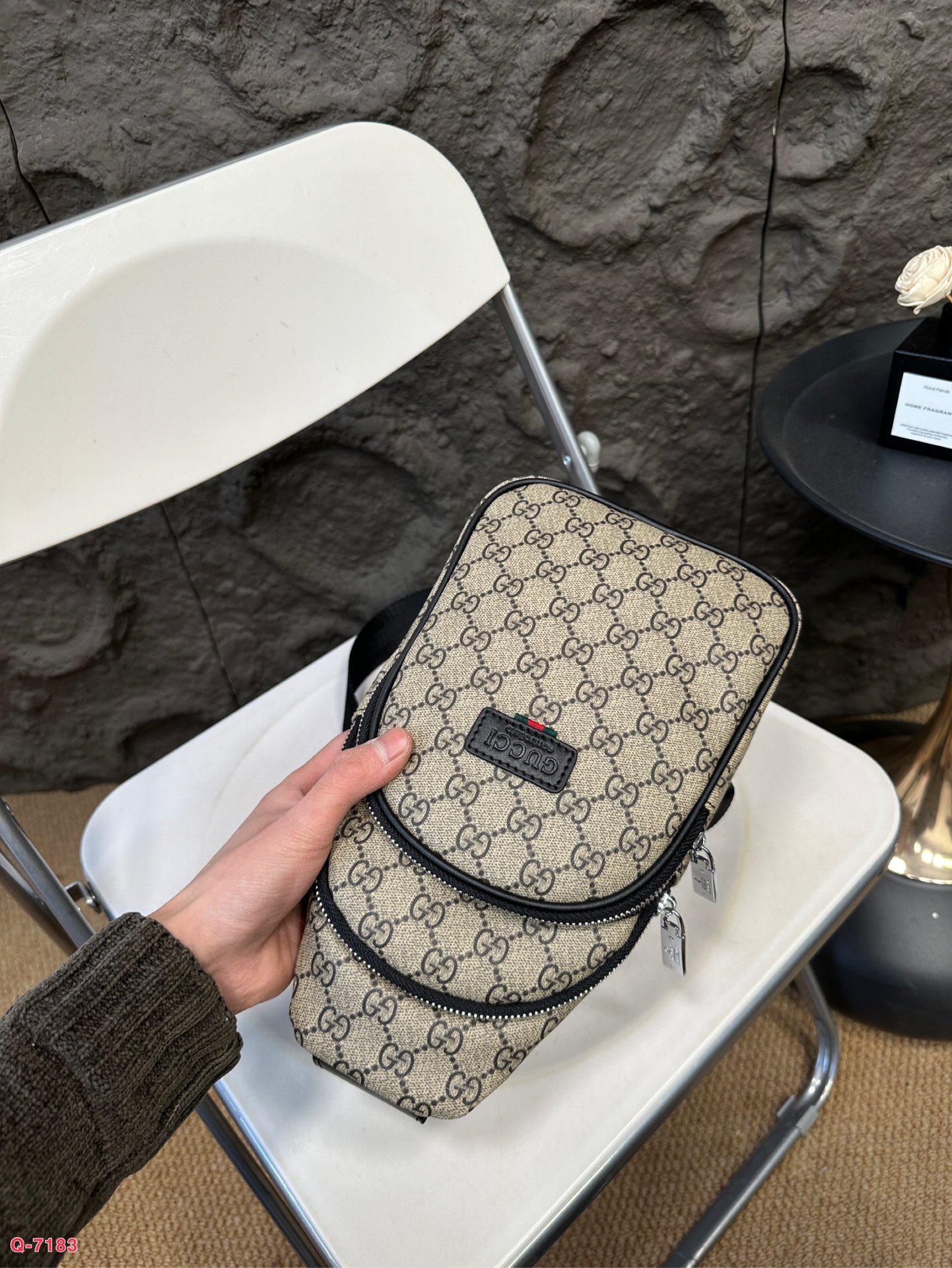 💰80 酷奇达胸包斜挎单肩包 采用精湛镶嵌细工 实物拍摄 原厂原版面料 尺寸：16.27cm