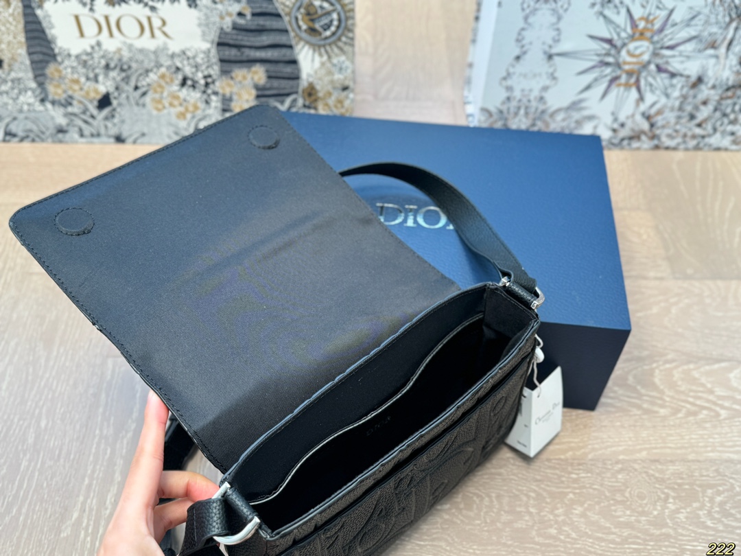 &yen;150配盒 迪奥 Dior斜挎包 属于是一看就看上的类型 这款包是男包 但是男生女生都可以背 非常的百搭 可以适用于正式、休闲的场合 真的让我无法抗拒 尺寸21 16