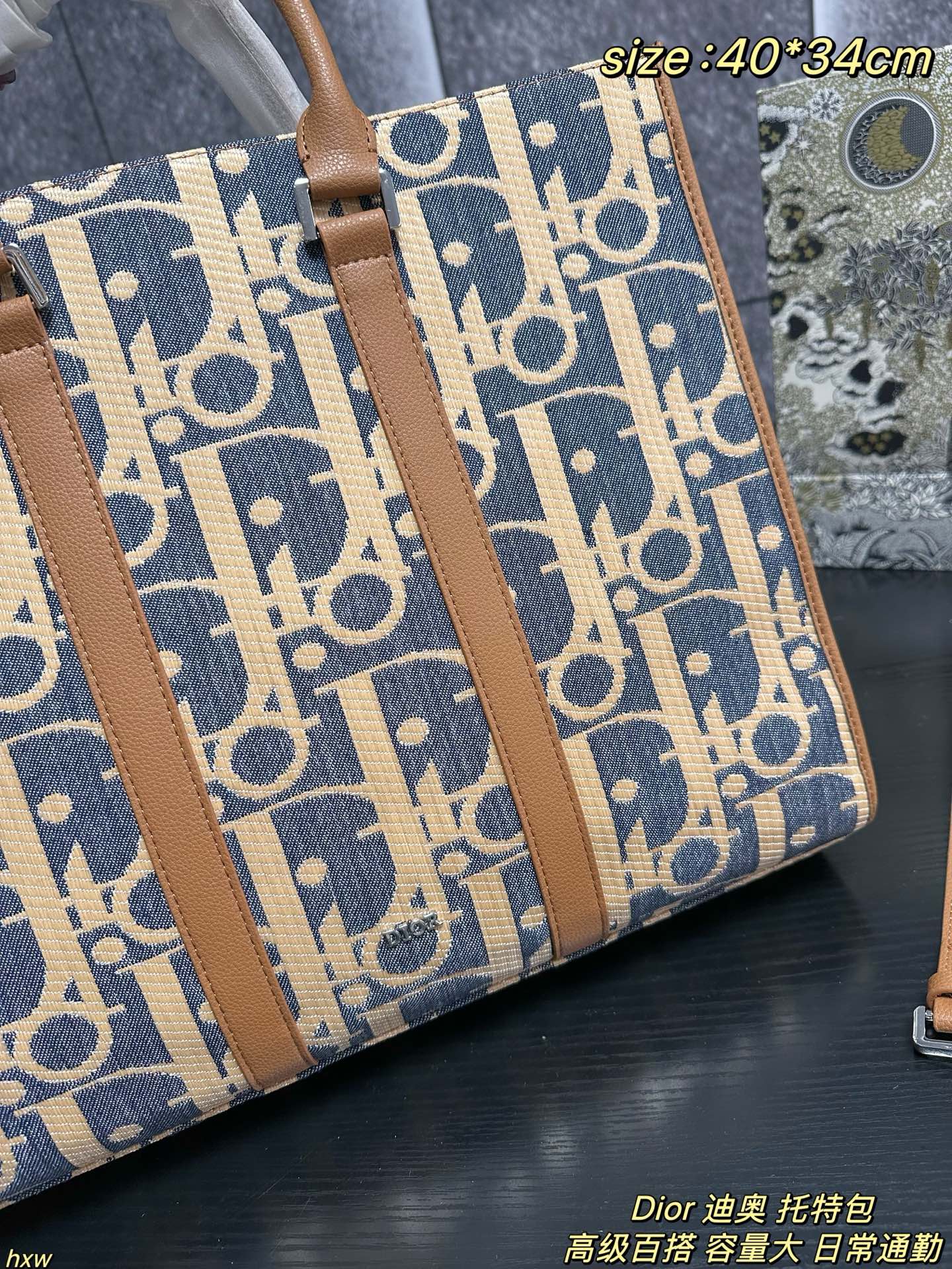 P175 Dior 迪奥 托特包 它延续了Dior经典的老花帆布设计，复古又时尚，满满的高级感。老花图案搭配精致刺绣，每一处细节都彰显着品牌的匠心独运，背上它，你就是街头最靓的仔！而且这个包型简约又大气，手提或者肩背都超有范儿，无论是通勤、约会还是出游，都能轻松hold住场面~ 尺寸：40*34cm